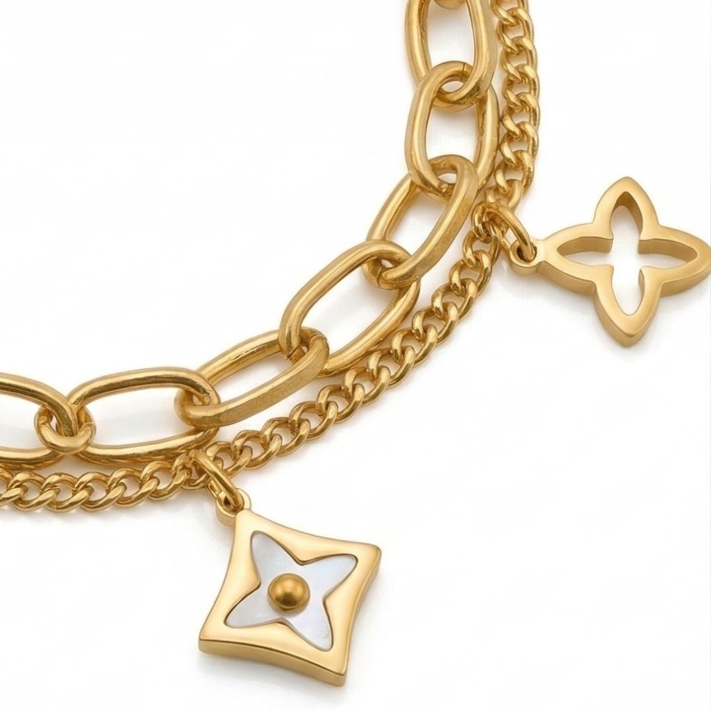 Nahaufnahme goldfarbenes Charm-Armband mit Kleeblatt- und Stern-Anhängern mit Perlmutt-Einlage – wasserfestes Damen Armband von Selnaura, hautfreundlich und kein Abfärben – Selnaura Golden Charme Armband Detail