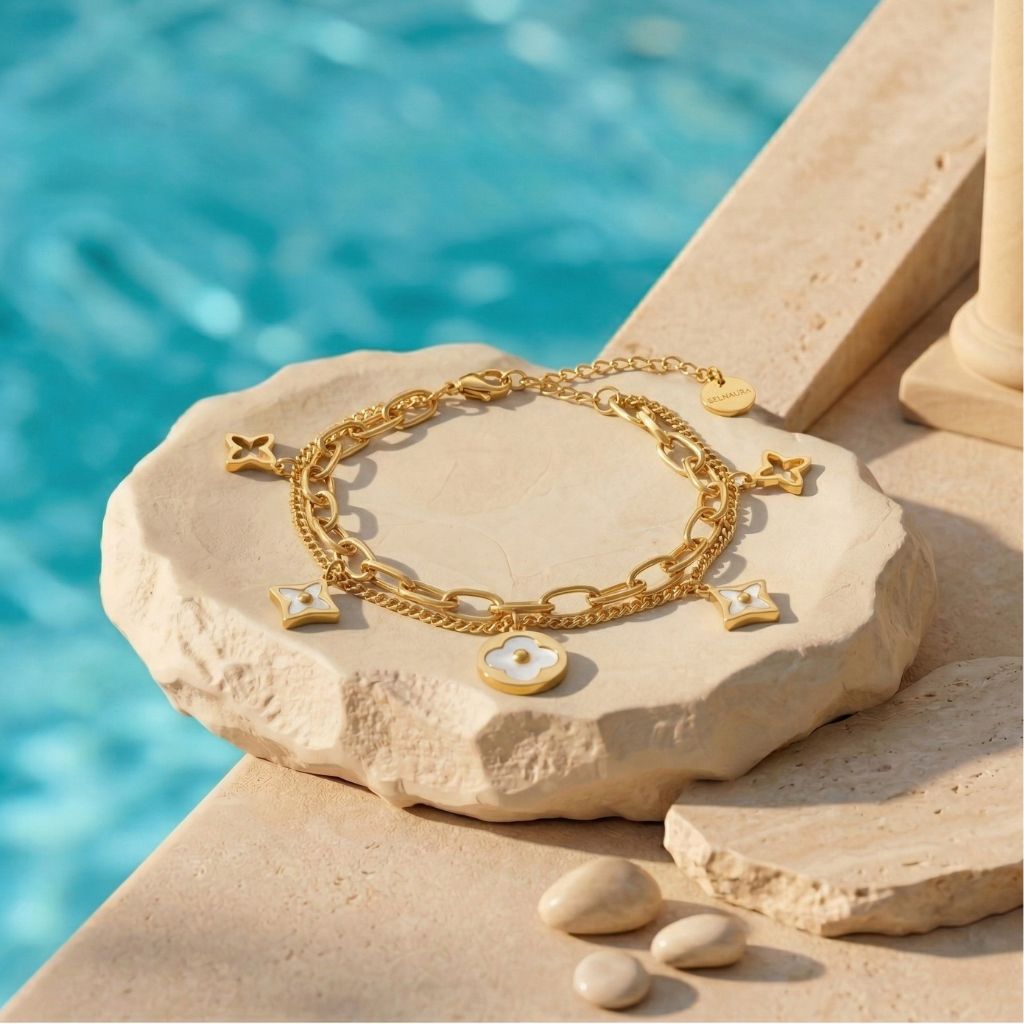 Goldfarbenes Charm-Armband mit Kleeblatt- und Stern-Anhängern sowie Perlmutt-Detail – wasserfestes Damen Armband von Selnaura, hautfreundlich und kein Abfärben – Selnaura Golden Charme Armband