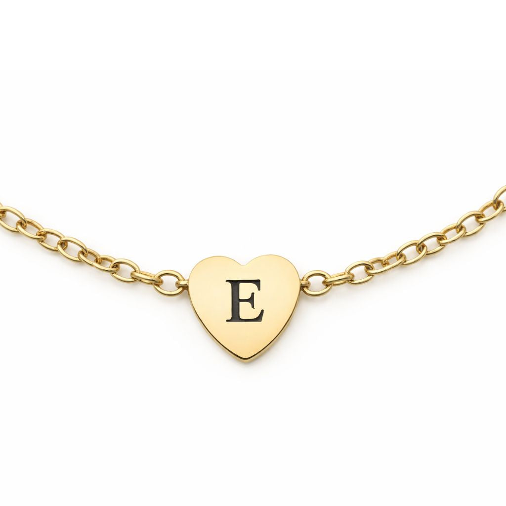 Nahaufnahme goldfarbenes Herz-Armband mit graviertem Initial-Buchstaben – wasserfestes Damen Armband von Selnaura, hautfreundlich und kein Abfärben – Selnaura Heart Bond Armband