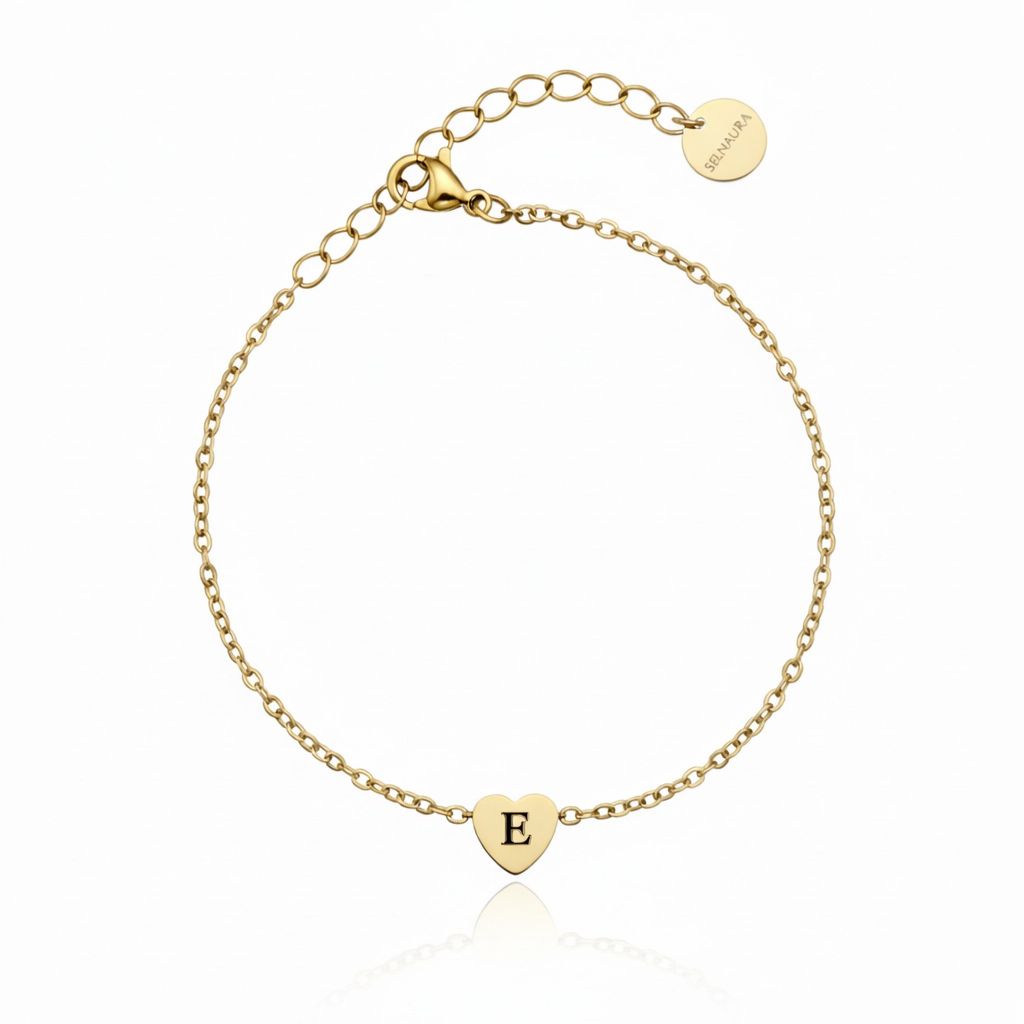 Goldfarbenes Herz-Armband mit graviertem Initial-Buchstaben auf weißem Hintergrund – wasserfestes Damen Armband von Selnaura, hautfreundlich und kein Abfärben – Selnaura Heart Bond Armband