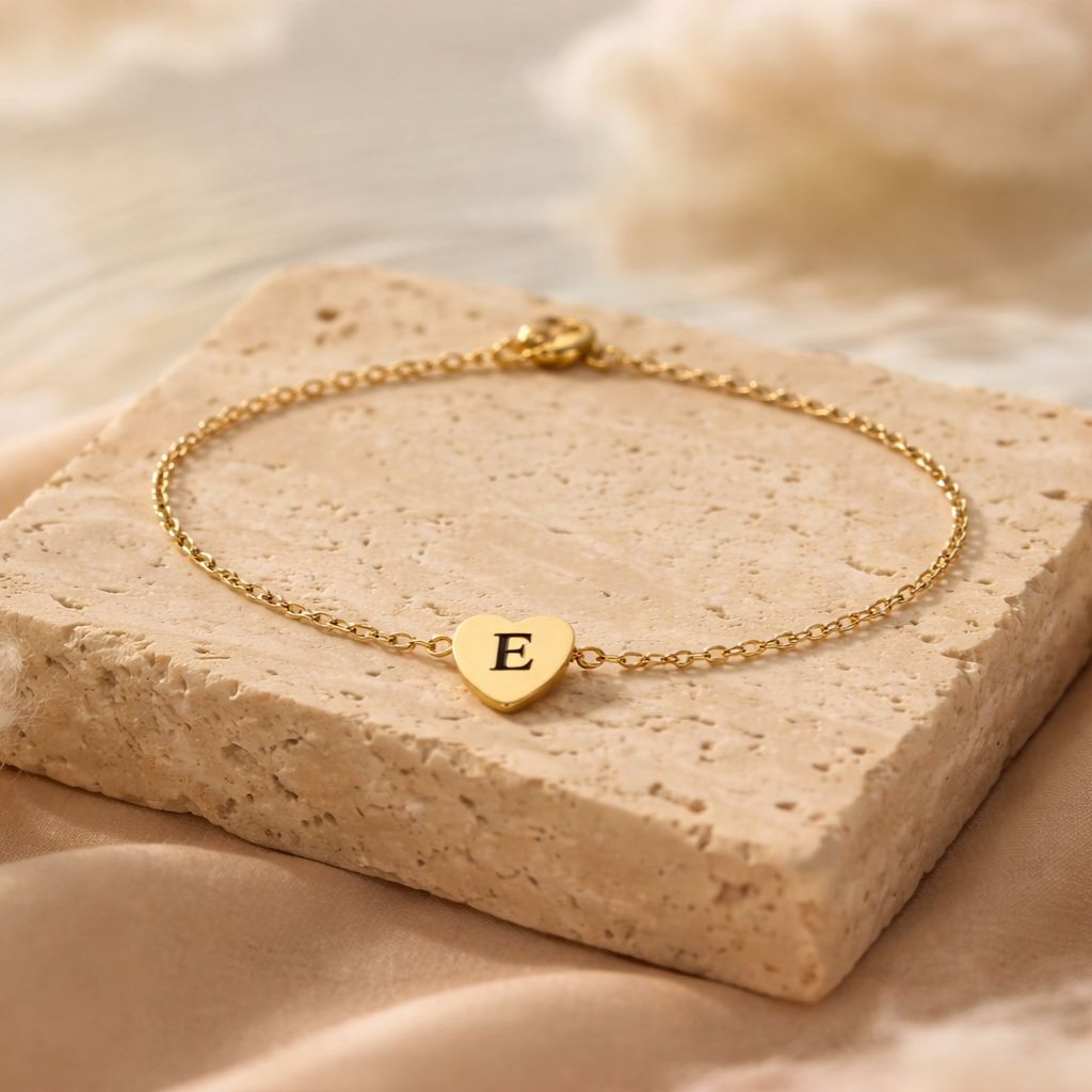 Goldfarbenes Herz-Armband mit graviertem Initial-Buchstaben auf Naturstein – wasserfestes Damen Armband von Selnaura, hautfreundlich und kein Abfärben – Selnaura Heart Bond Armband