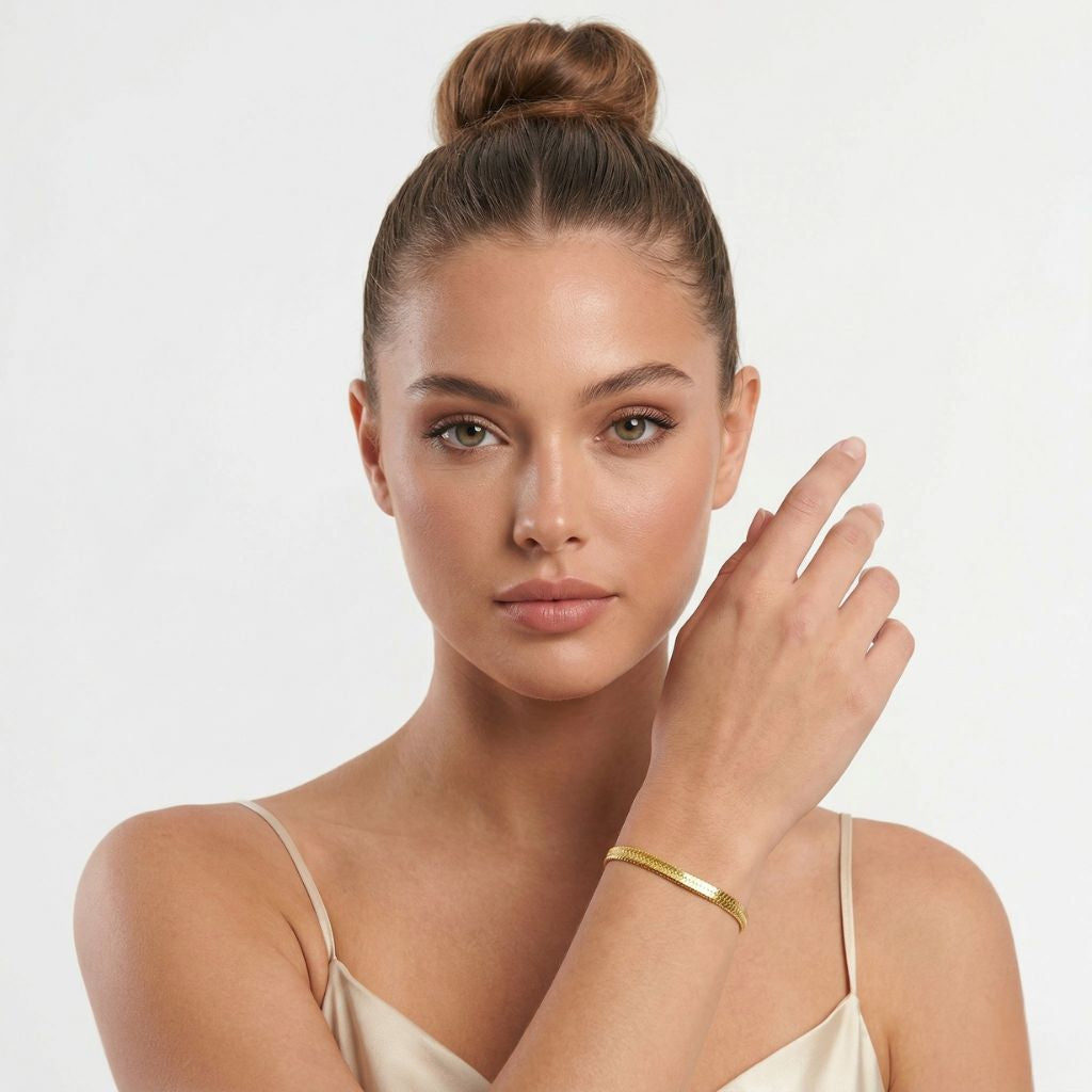 Goldfarbenes flaches Schlangen-Armband – wasserfestes Damen Armband von Selnaura, hautfreundlich und kein Abfärben – Selnaura Liquid Flow Snake Armband