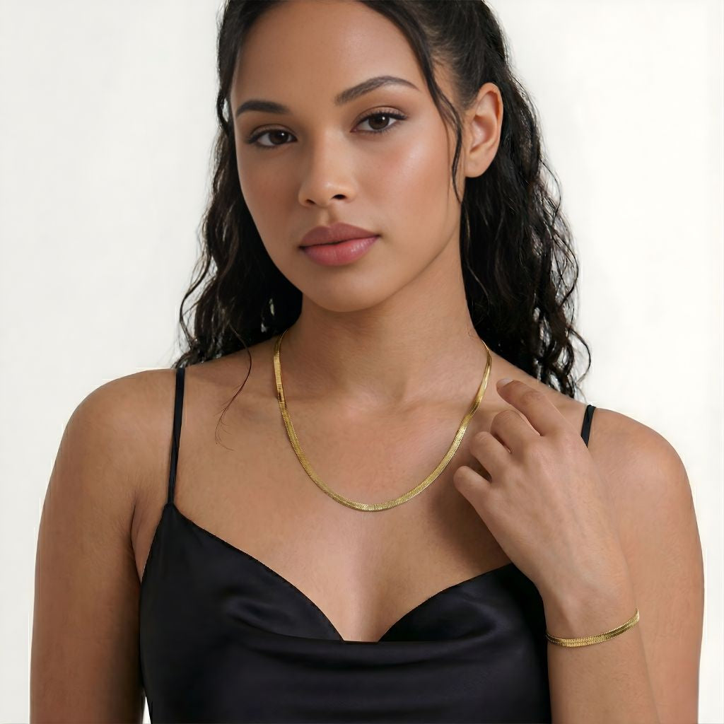Goldfarbene Schlangenkette kombiniert mit passendem Armband – wasserfestes Damen Schmuck Set von Selnaura, hautfreundlich und kein Abfärben – Selnaura Liquid Flow Snake Kette und Armband