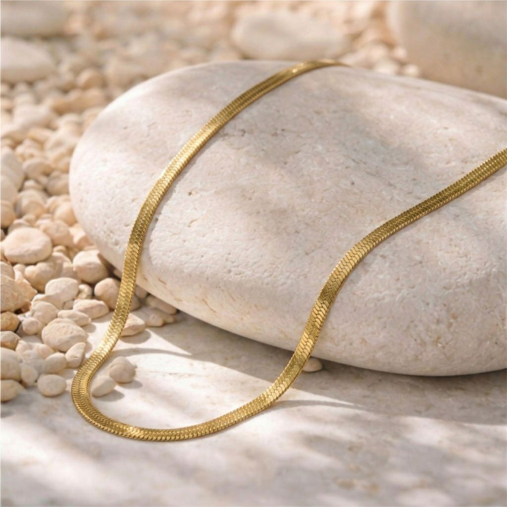 Goldfarbene flache Schlangenkette auf Naturstein – wasserfeste Damen Halskette von Selnaura, hautfreundlich und kein Abfärben – Selnaura Liquid Flow Snake Kette