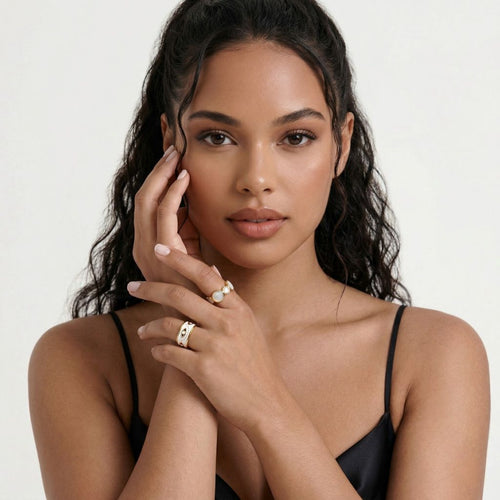 Goldfarbene Damen Ringe mit Perlmutt- und Emaille-Detail – wasserfester Schmuck von Selnaura, hautfreundlich und kein Abfärben – Selnaura Luna Pearl Ring & Golden Eye Ring