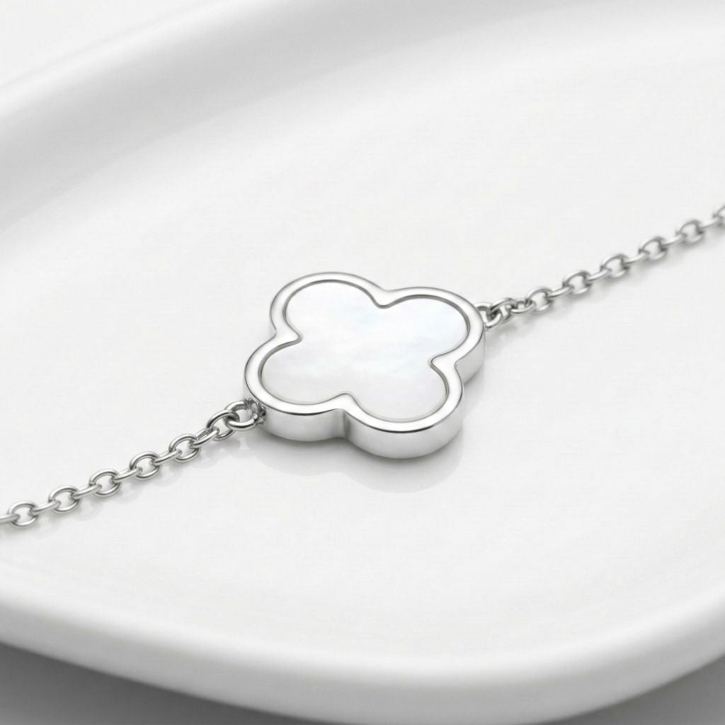 Nahaufnahme Kleeblatt-Anhänger mit Perlmutt in Silber – wasserfestes Damen Armband von Selnaura, hautfreundlich und kein Abfärben – Selnaura Lunar Charm Clover Armband Detail