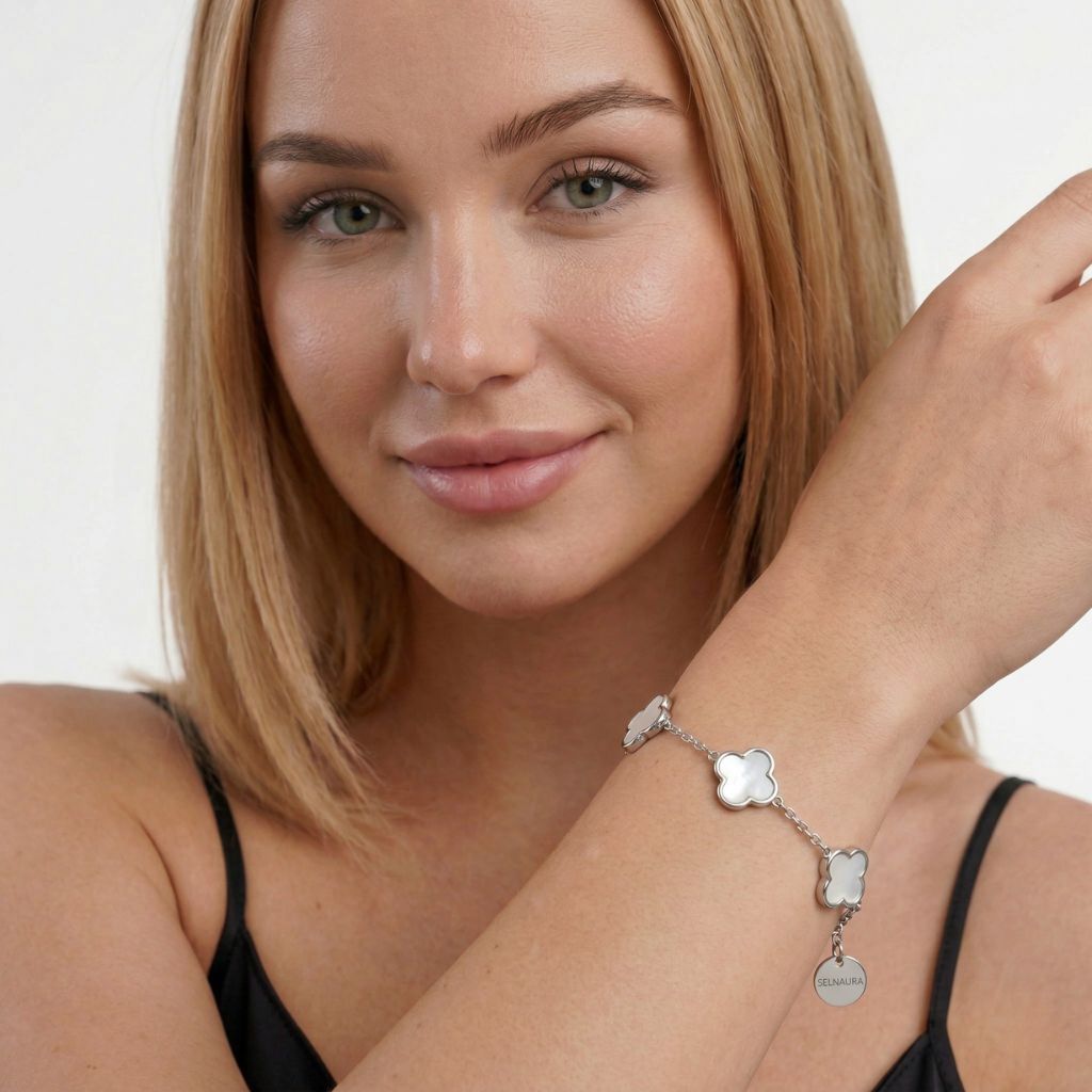 Silberfarbenes Kleeblatt-Armband mit Perlmutt-Detail – wasserfestes Damen Armband von Selnaura, hautfreundlich und kein Abfärben – Selnaura Lunar Charm Clover Armband