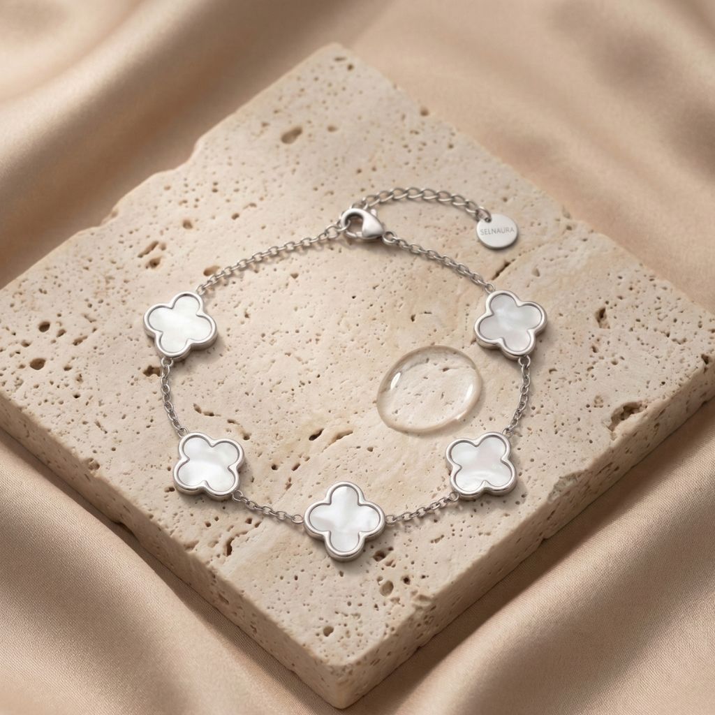 Silberfarbenes Kleeblatt-Armband mit fünf Perlmutt-Elementen – wasserfestes Damen Armband von Selnaura, hautfreundlich und kein Abfärben – Selnaura Lunar Charm Clover Armband