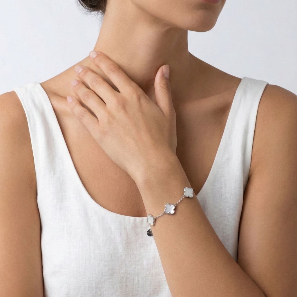 Elegantes Kleeblatt-Armband mit Perlmutt in Silber – wasserfestes Damen Schmuck von Selnaura, hautfreundlich und kein Abfärben – Selnaura Lunar Charm Clover Armband