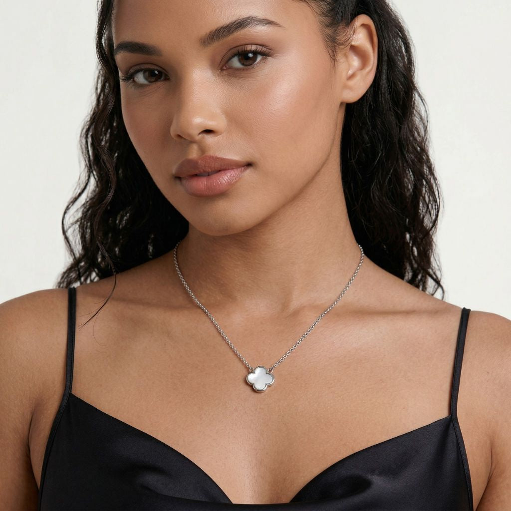 Silberfarbene Kleeblatt-Kette mit Perlmutt-Anhänger – wasserfeste Damen Halskette von Selnaura, hautfreundlich und kein Abfärben – Selnaura Lunar Charm Clover Kette