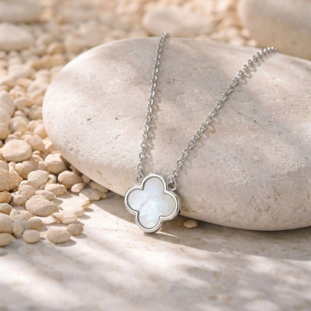 Silberfarbene Kleeblatt-Kette mit Perlmutt-Anhänger auf Naturstein – wasserfeste Damen Halskette von Selnaura, hautfreundlich und kein Abfärben – Selnaura Lunar Charm Clover Kette