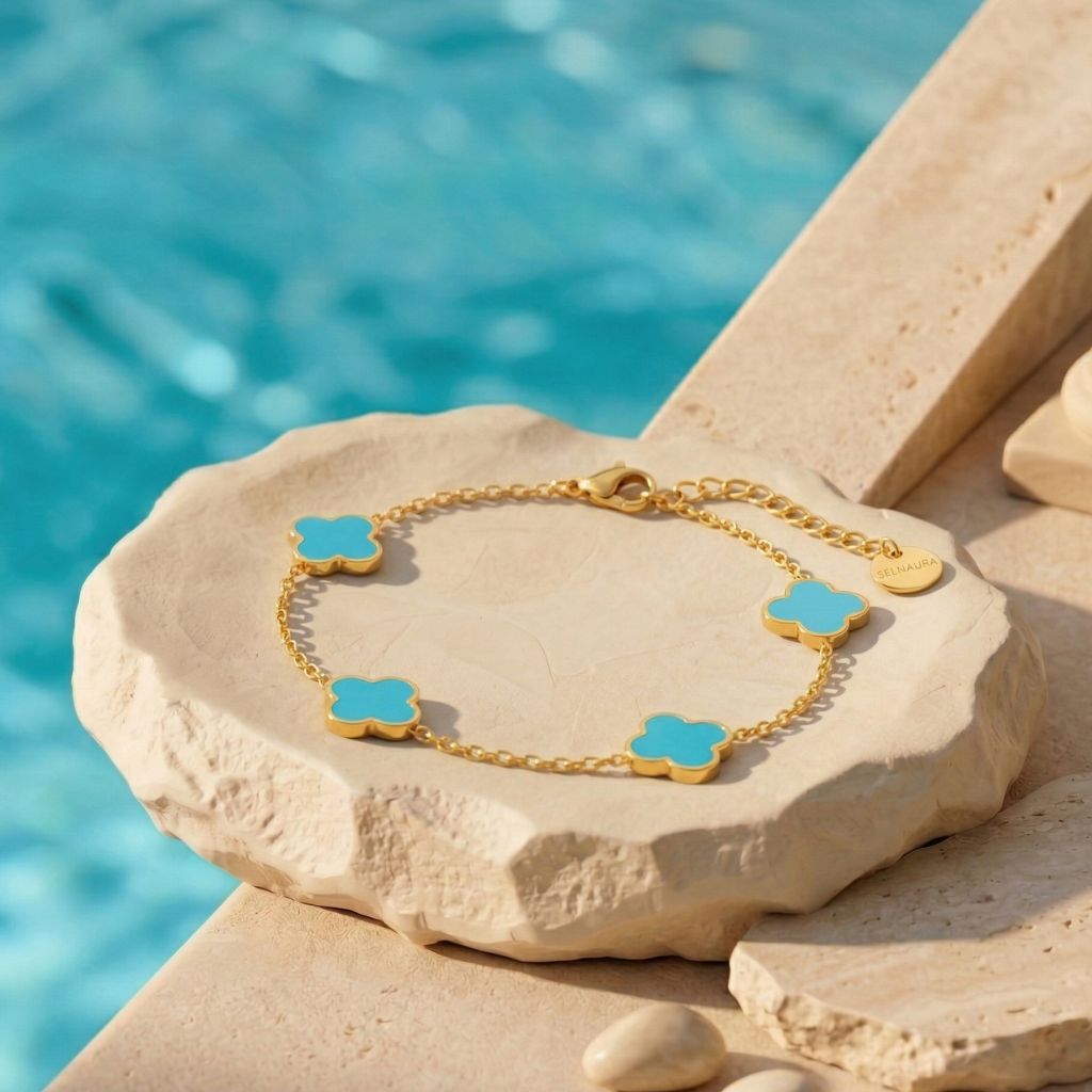 Goldfarbenes Kleeblatt-Armband mit türkiser Emaille am Pool auf Naturstein – wasserfestes Damen Armband von Selnaura, hautfreundlich und kein Abfärben – Selnaura Ocean Whisper Clover Armband
