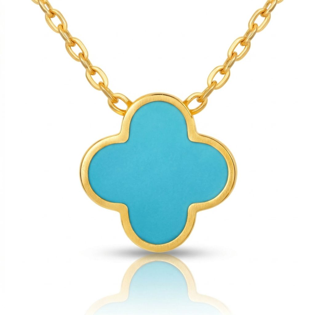 Nahaufnahme goldfarbene Kleeblatt-Halskette mit türkiser Emaille – wasserfeste Damen Kette von Selnaura, hautfreundlich und kein Abfärben – Selnaura Ocean Whisper Clover Kette
