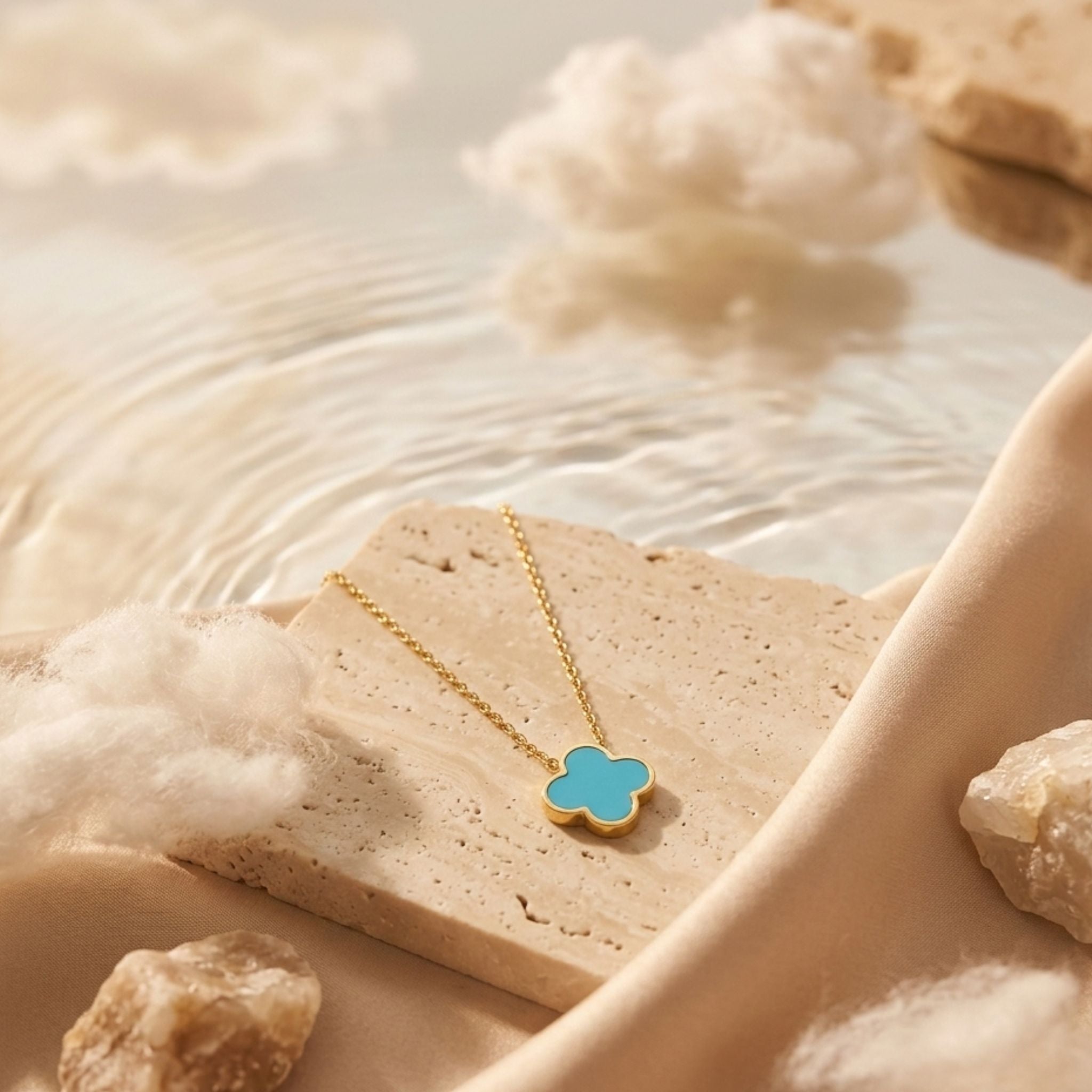 Goldfarbene Kleeblatt-Halskette mit türkiser Emaille auf Naturstein – wasserfeste Damen Kette von Selnaura, hautfreundlich und kein Abfärben – Selnaura Ocean Whisper Clover Kette