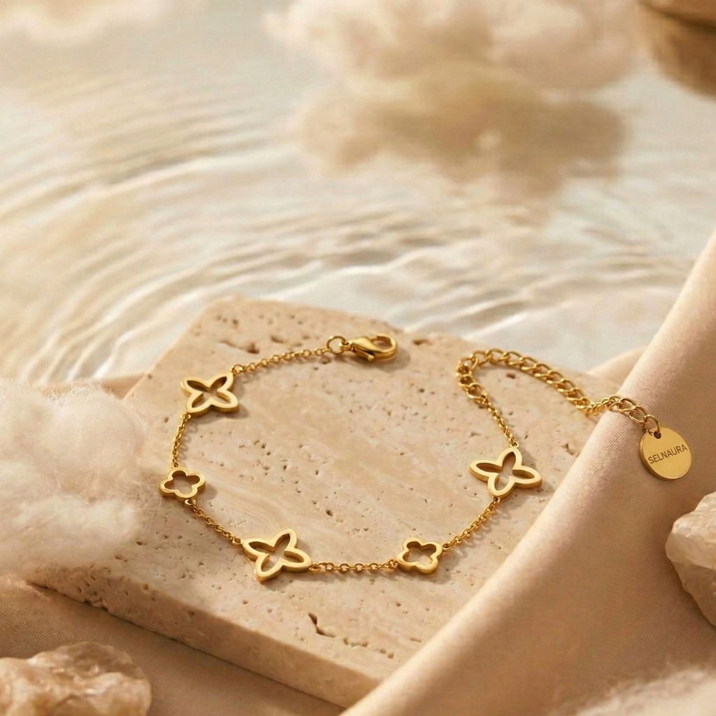 Goldfarbenes Kleeblatt-Armband mit mehreren offenen Kleeblatt-Anhängern – wasserfestes Damen Armband von Selnaura, hautfreundlich und kein Abfärben – Selnaura Pure Clover Armband
