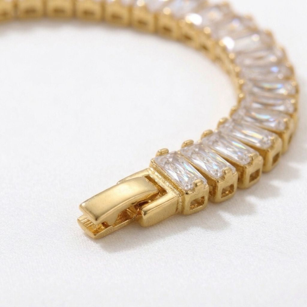 Nahaufnahme goldfarbenes Baguette-Tennisarmband mit Zirkonia-Steinen und Kastenverschluss – wasserfestes Damen Armband von Selnaura, hautfreundlich und kein Abfärben – Selnaura Pure Glow Armband Detail