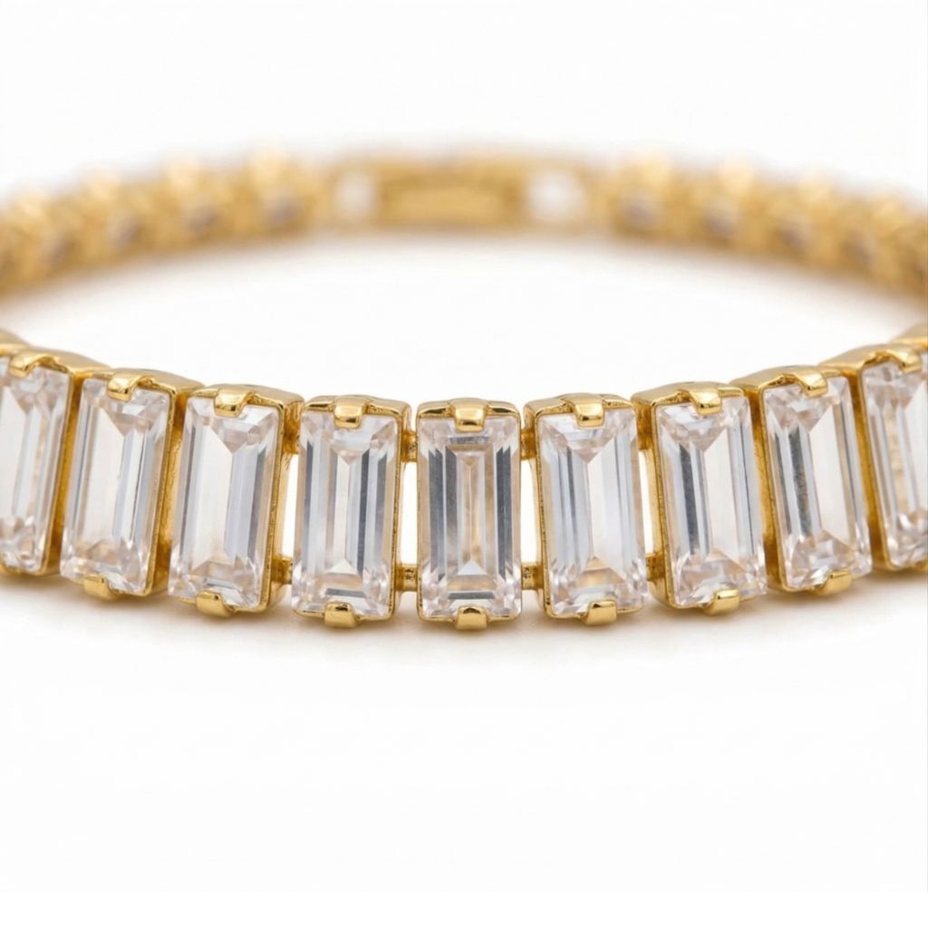 Nahaufnahme goldfarbene Baguette-Halskette mit funkelnden Zirkonia-Steinen – wasserfeste Damen Kette von Selnaura, hautfreundlich und kein Abfärben – Selnaura Pure Glow Kette