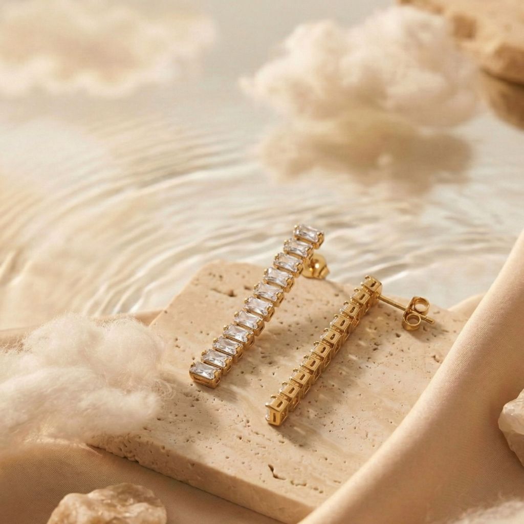 Goldfarbene Baguette-Ohrringe mit funkelnden Zirkonia-Steinen – wasserfeste Damen Ohrringe von Selnaura, hautfreundlich und kein Abfärben – Selnaura Pure Glow Ohrringe