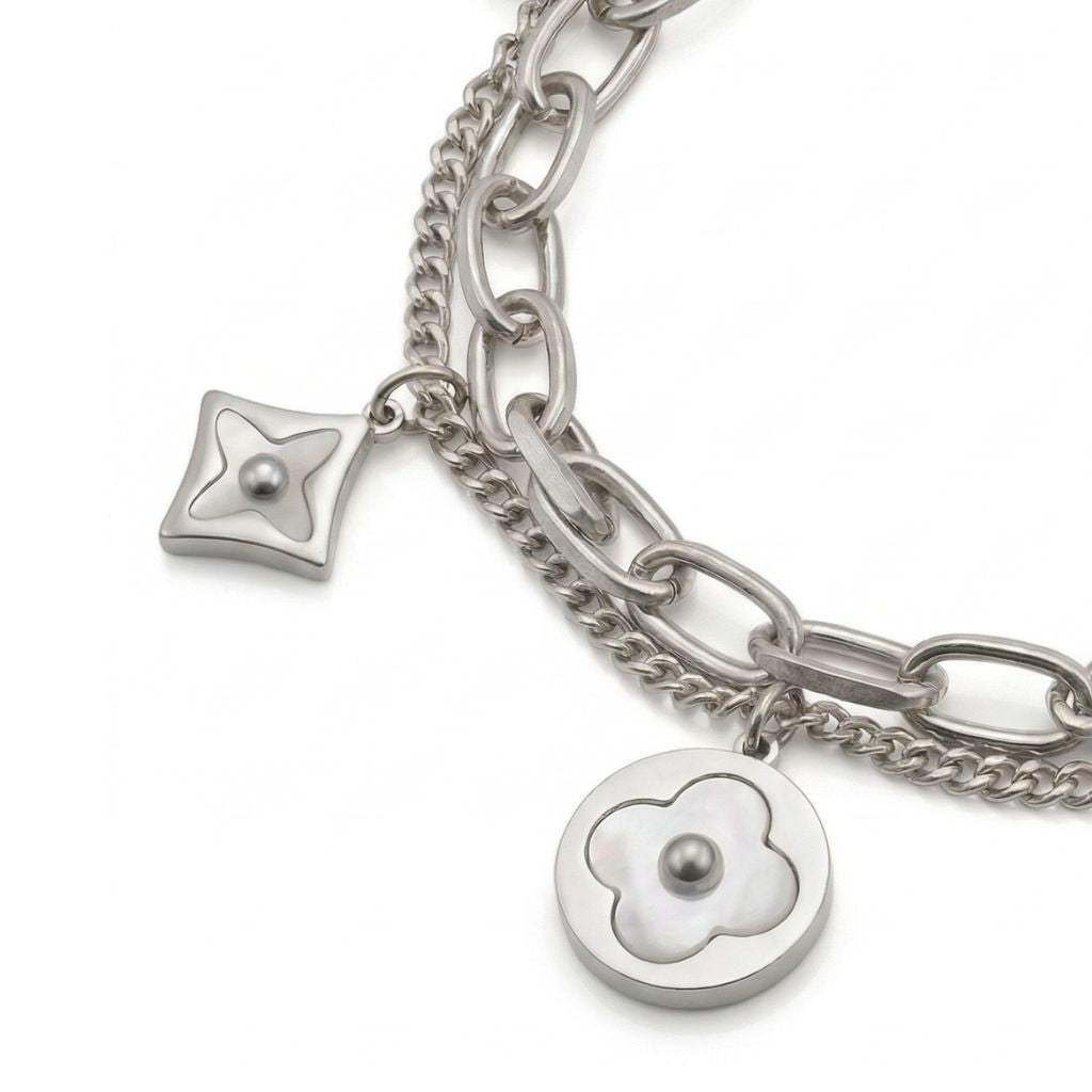 Nahaufnahme silberfarbenes Charm-Armband mit Kleeblatt- und Stern-Anhängern – wasserfestes Damen Armband von Selnaura, hautfreundlich und kein Abfärben – Selnaura Silver Charme Armband Detail