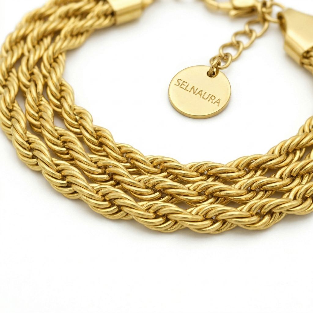 Nahaufnahme goldfarbenes dreireihiges Kordelketten-Armband mit Selnaura-Plakette – wasserfestes Damen Armband von Selnaura, hautfreundlich und kein Abfärben – Selnaura Trio Élégance Armband Detail