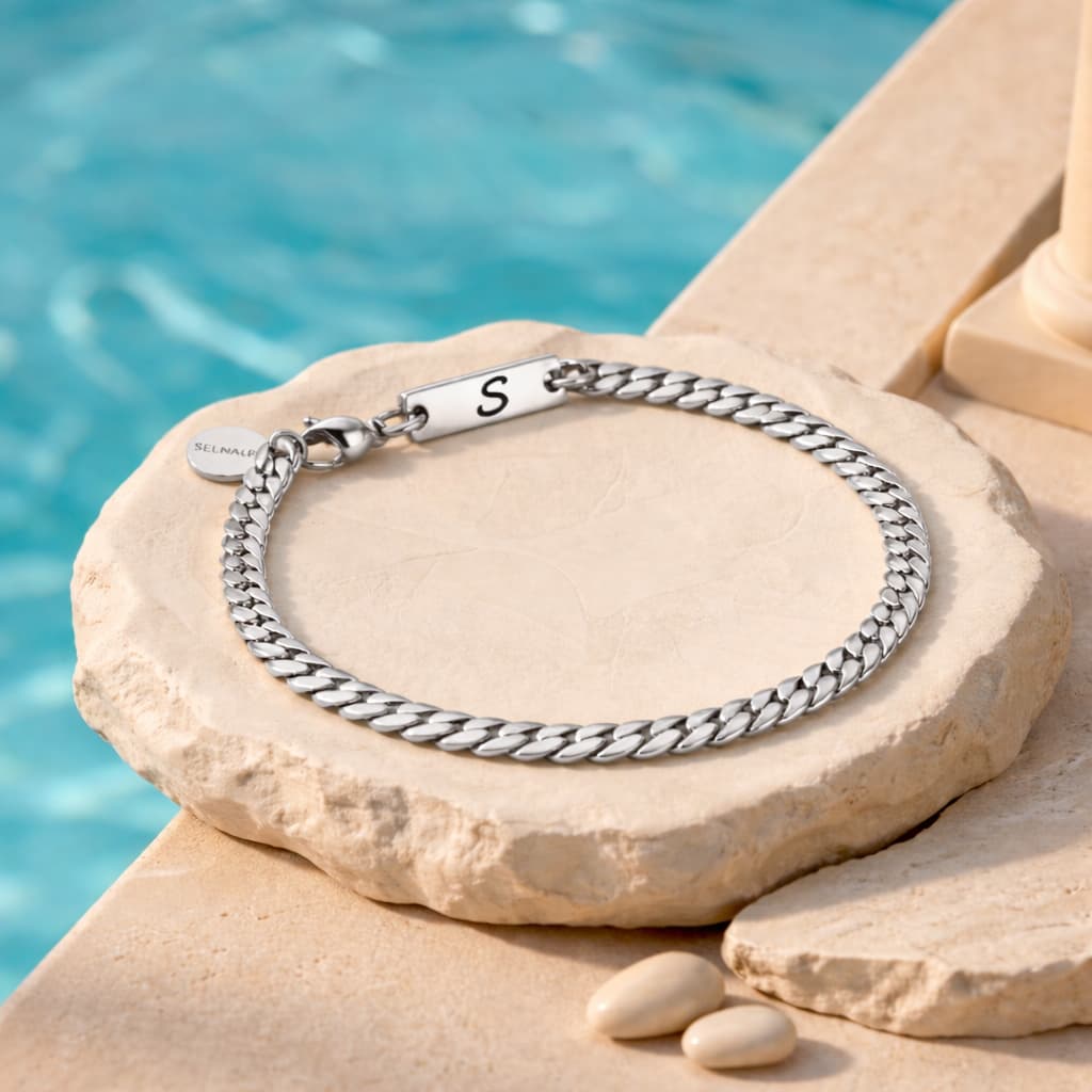 Silberfarbenes Panzerketten-Armband mit graviertem Initial-Plättchen am Pool – wasserfestes Damen Armband von Selnaura, hautfreundlich und kein Abfärben – Selnaura Urban Chain Armband Silber
