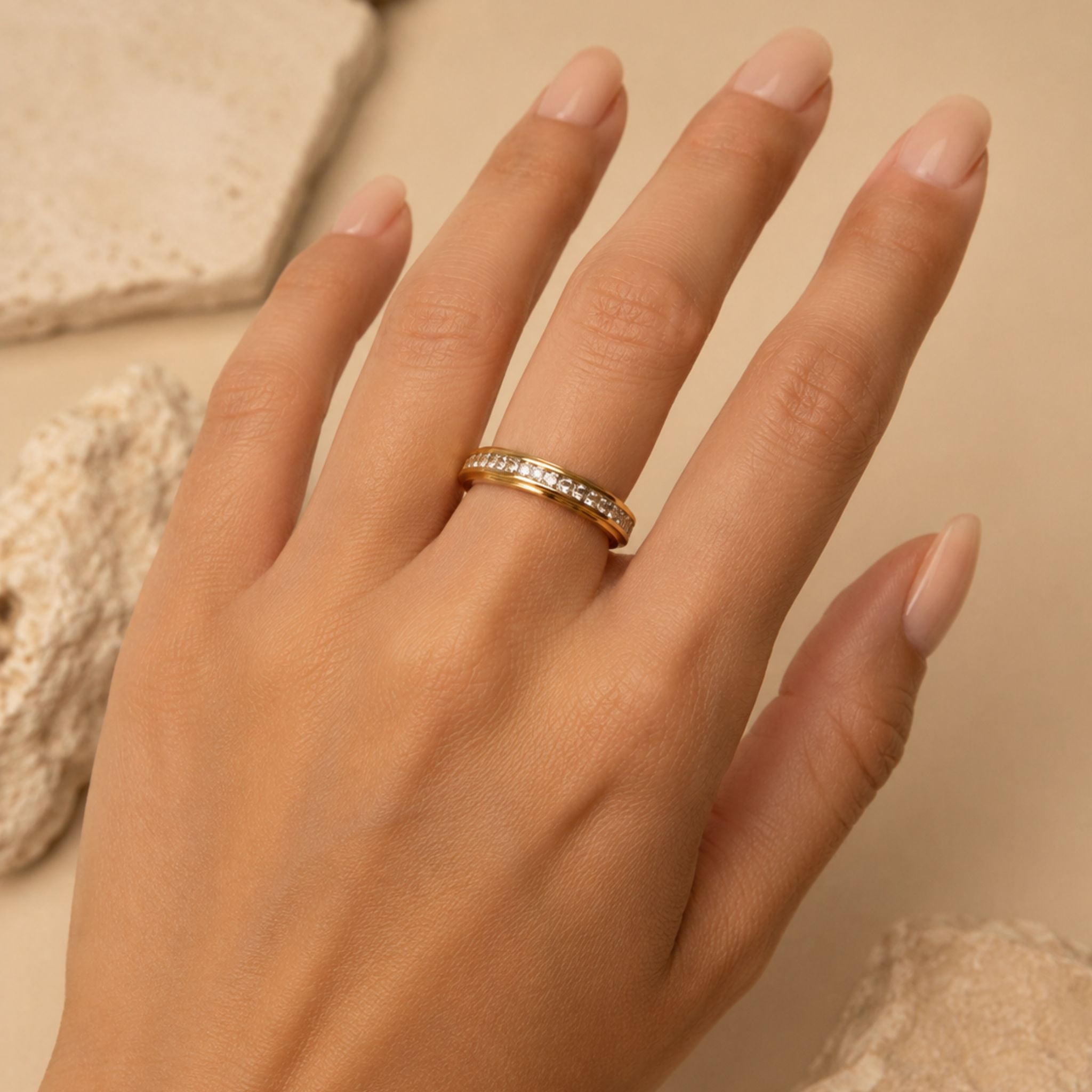 Serenity Spin Ring Gold am Finger getragen
