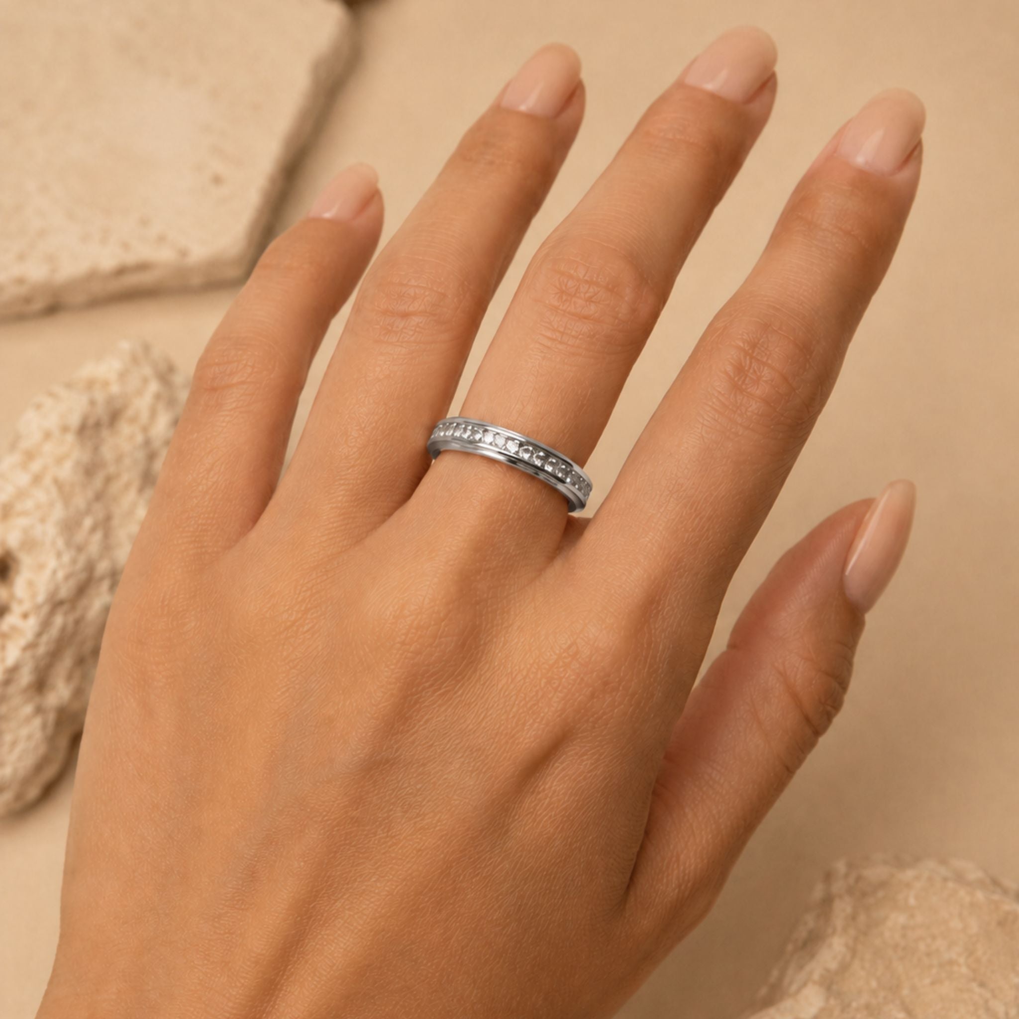 Serenity Spin Ring Silber am Finger getragen