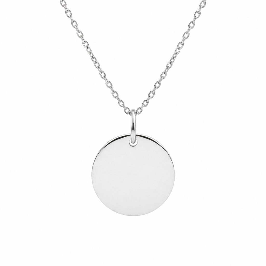 Silberne Coin of Meaning Kette mit rundem Anhänger, minimalistischer Schmuck auf weißem Hintergrund