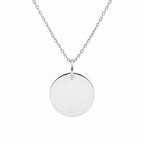 Silberne Coin of Meaning Kette mit rundem Anhänger, minimalistischer Schmuck auf weißem Hintergrund