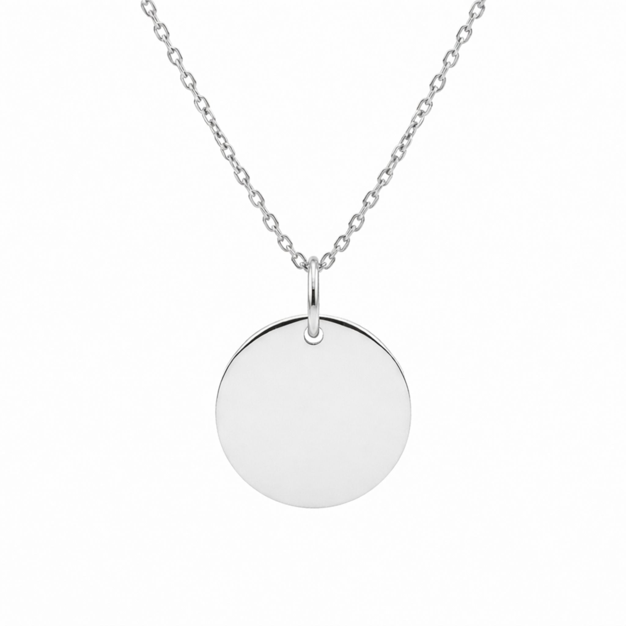 Silberne Coin of Meaning Kette mit rundem Anhänger, minimalistischer Schmuck auf weißem Hintergrund