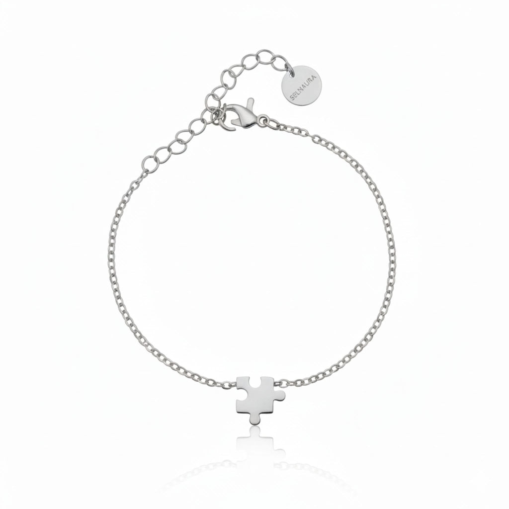 Silbernes Eternité Piece Armband mit Puzzle-Element, elegantes Edelstahlarmband für Damen auf weißem Hintergrund