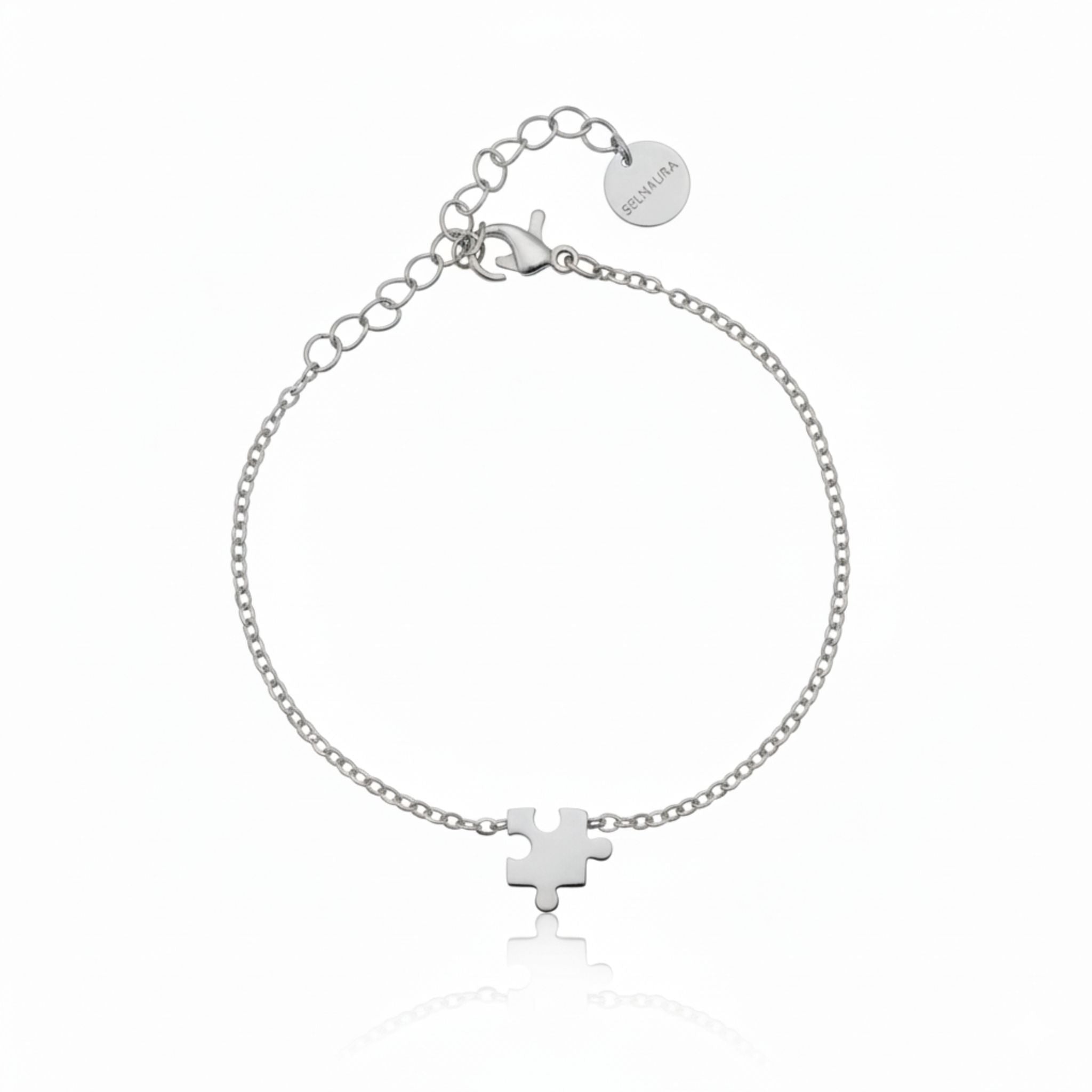 Silbernes Eternité Piece Armband mit Puzzle-Element, elegantes Edelstahlarmband für Damen auf weißem Hintergrund
