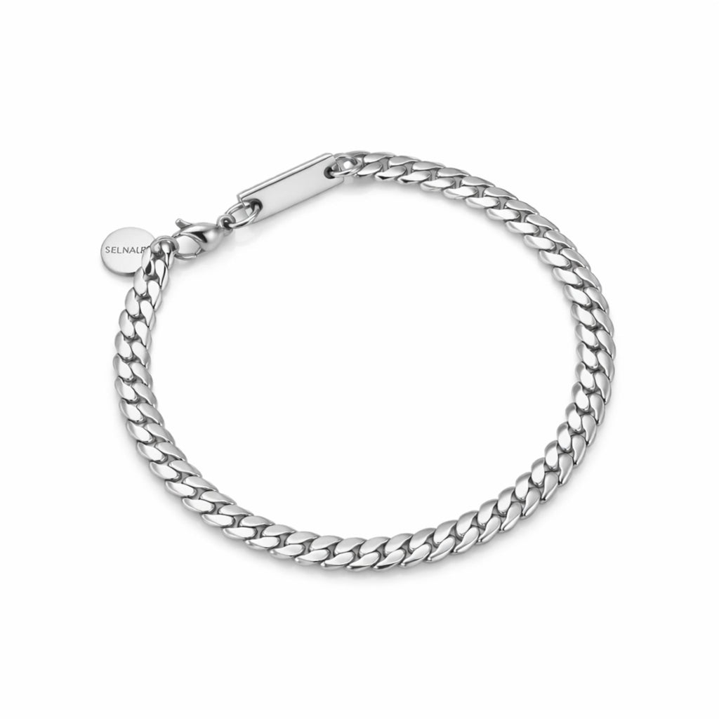 Silbernes Urban Chain Armband mit markanter Panzerkette, zeitloses minimalistisches Design, moderner Schmuck auf weißem Hintergrund