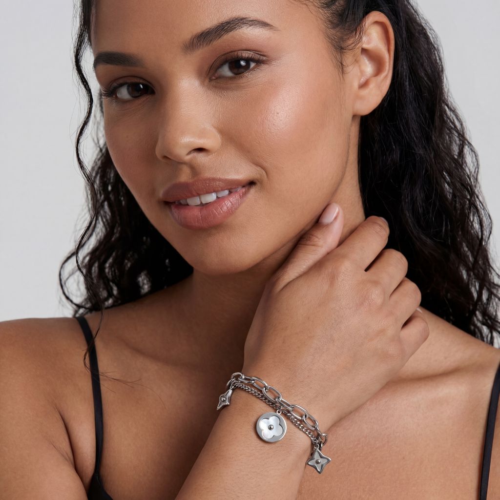 Silver Charme Armband in Silber mit Kleeblatt- und Stern-Charms am Model – wasserfest, hautfreundlich, kein Abfärben – Damen Schmuck von Selnaura