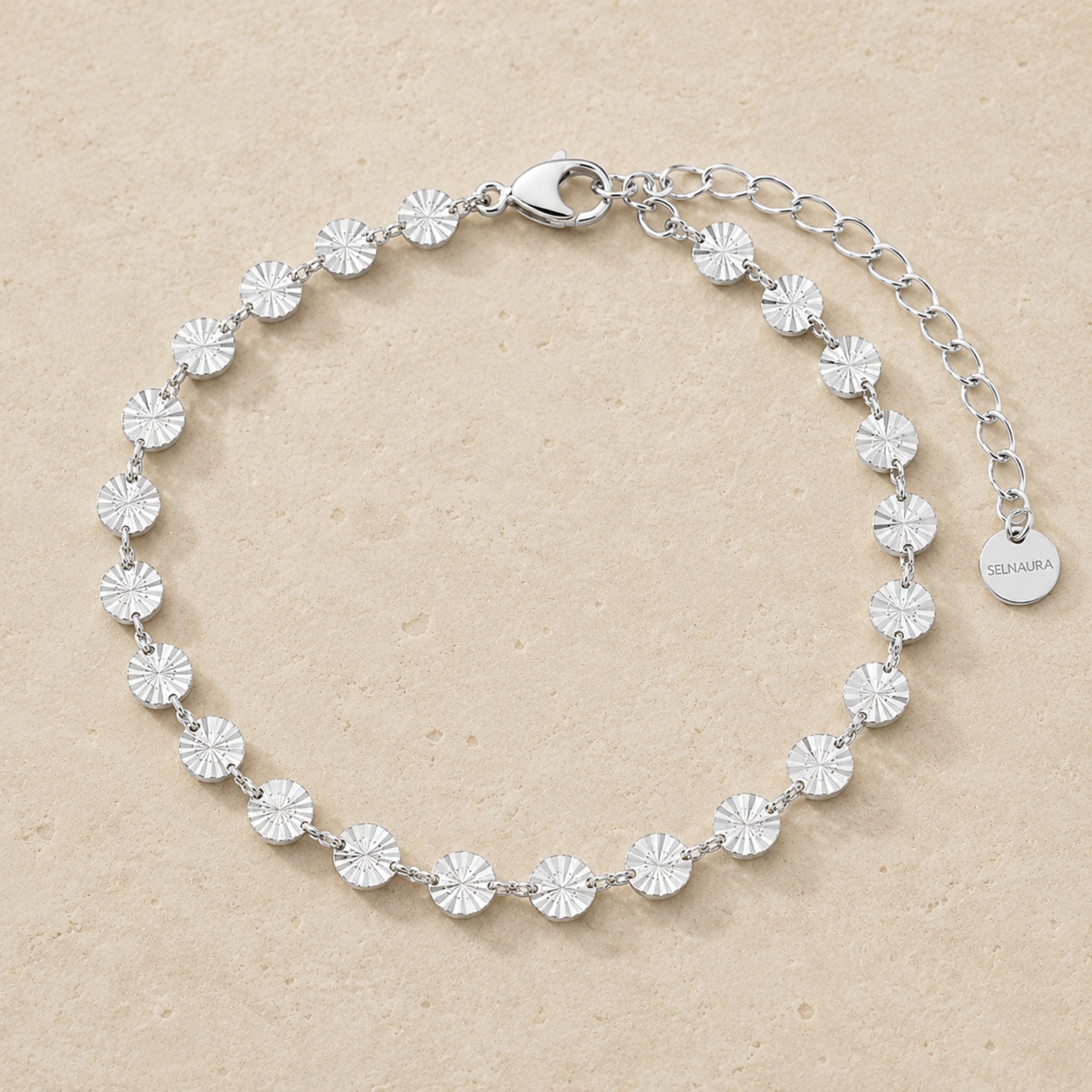 Silbernes Soleil Armband auf hellem Naturstein präsentiert