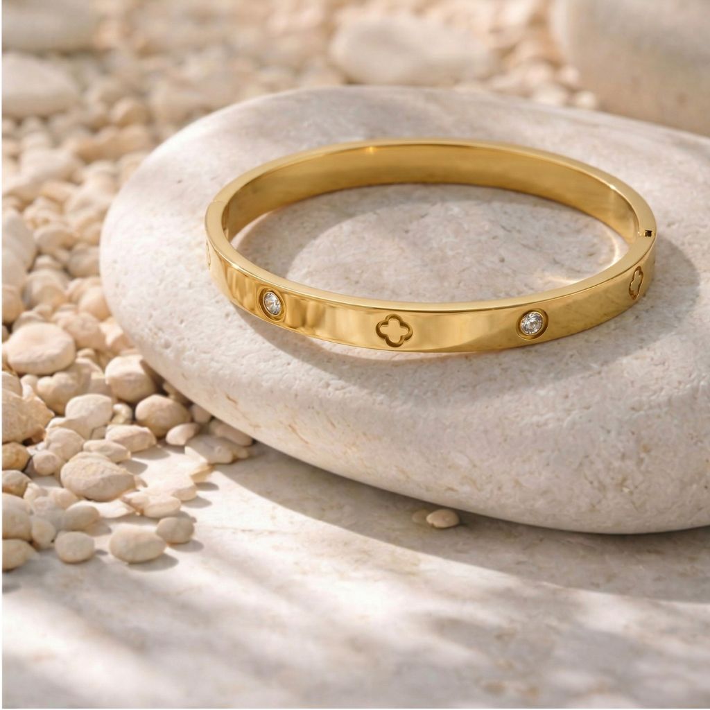 Trinity Glow Armreif in Gold mit Kleeblatt und Kristall-Details auf Stein – wasserfest, kein Abfärben – Damen Schmuck von Selnaura