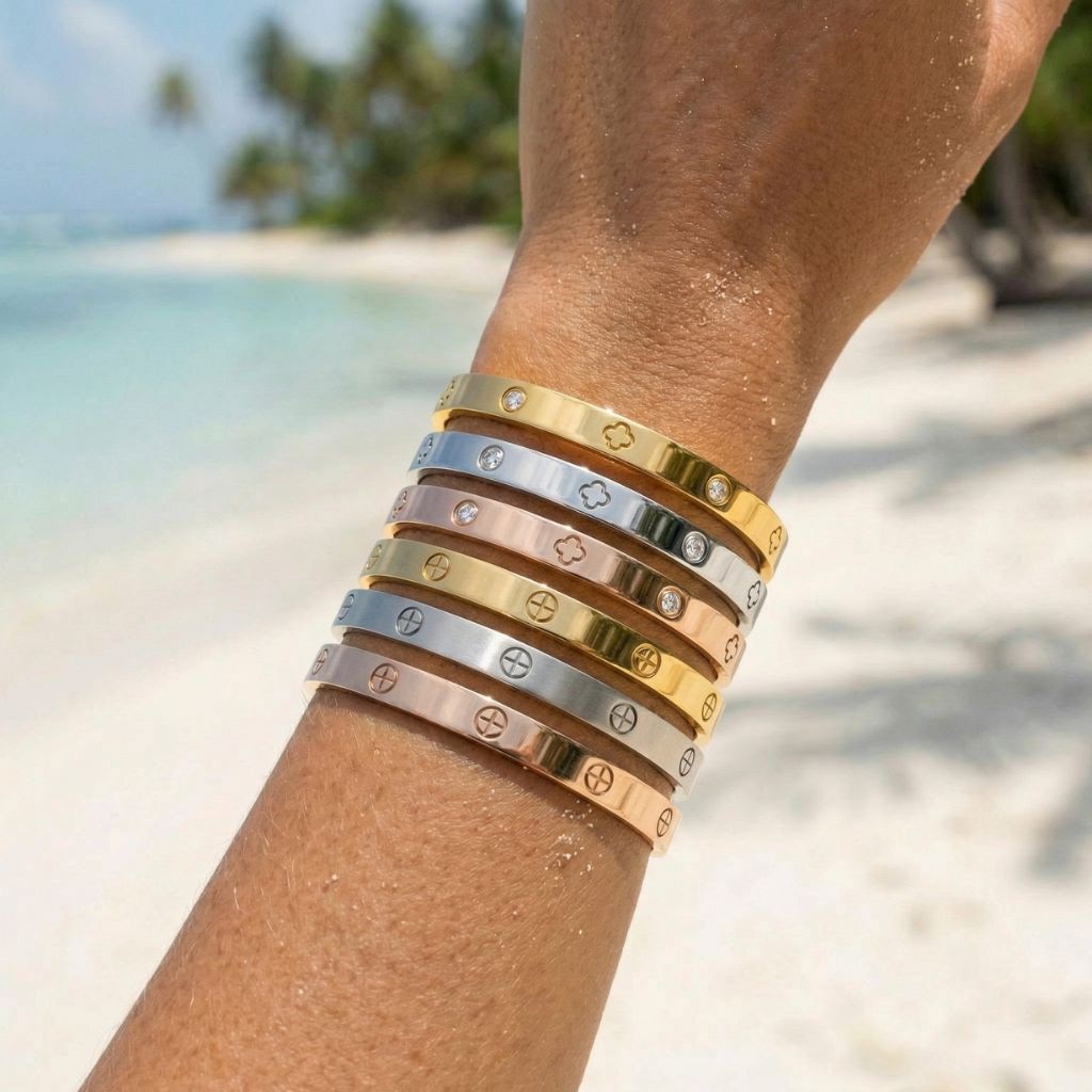 Trinity Glow Armreif in Gold, Silber und Roségold gestapelt am Handgelenk am Strand – wasserfester Damen Schmuck von Selnaura