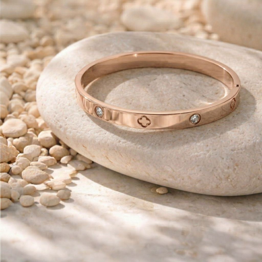 Trinity Glow Armreif in Roségold mit Kleeblatt und Kristall-Details auf Stein – wasserfest, hautfreundlich – Damen Schmuck Selnaura