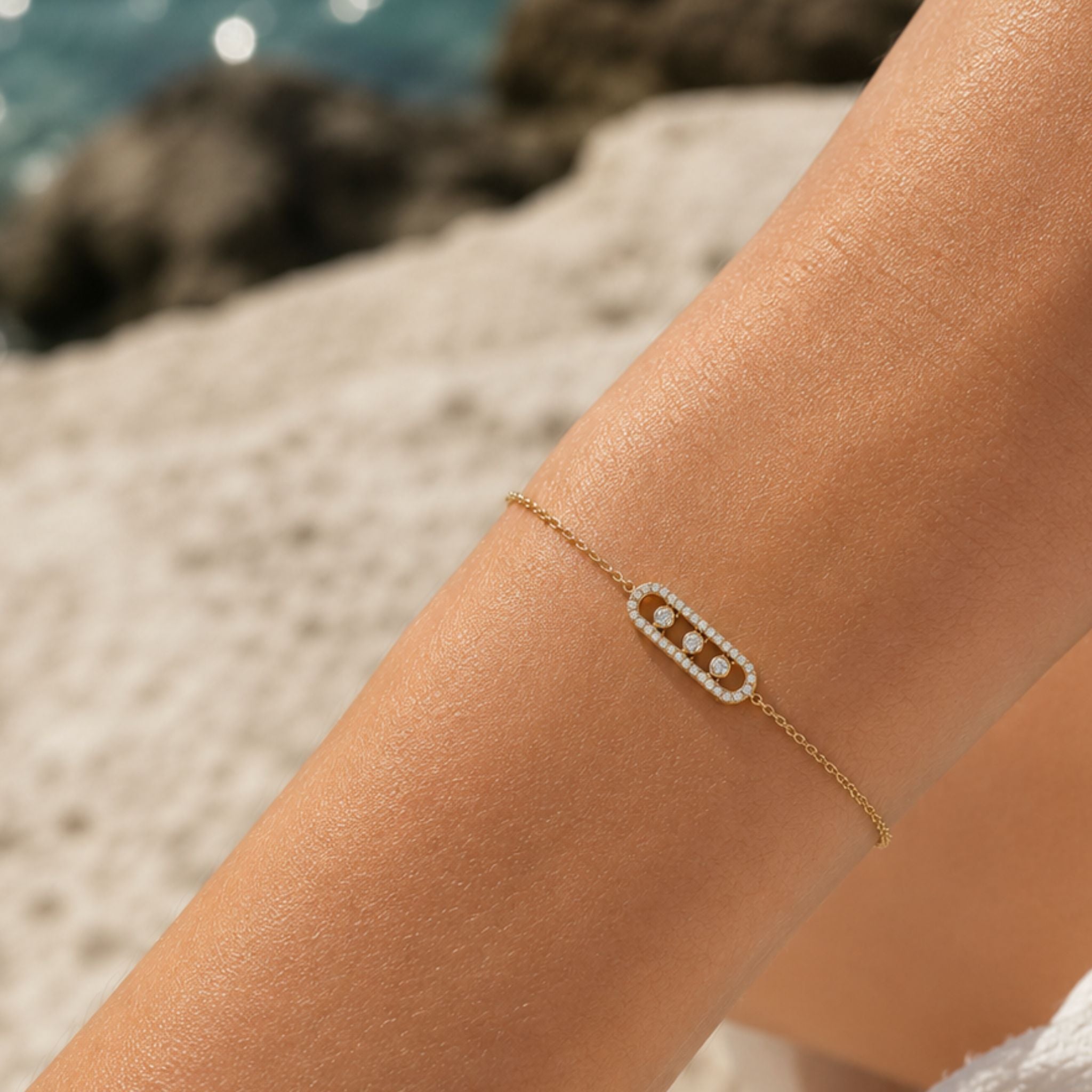 Goldenes Trinity Shine Armband elegant am Handgelenk getragen