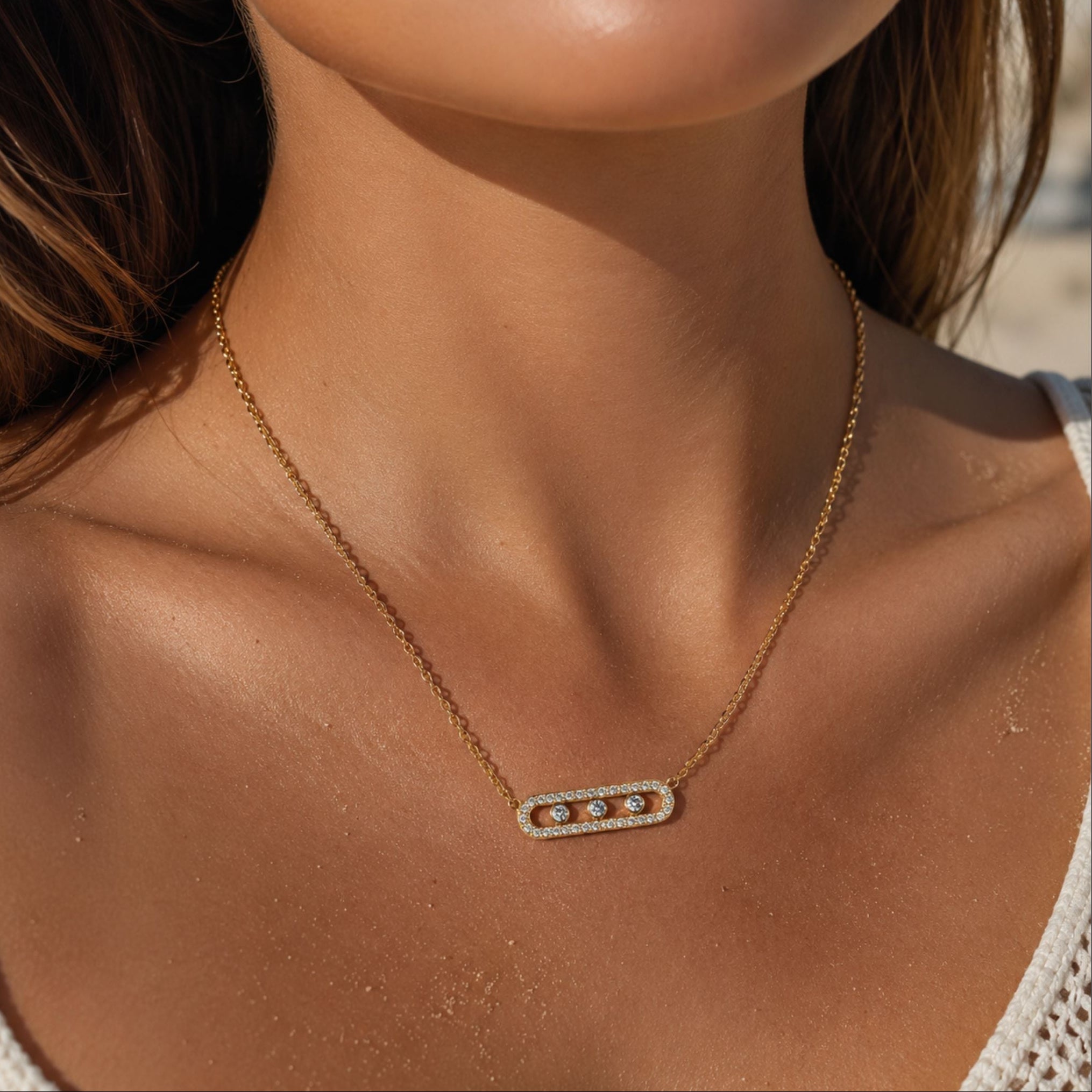 Trinity Shine Kette Gold mit beweglichen Zirkonia elegant am Hals getragen