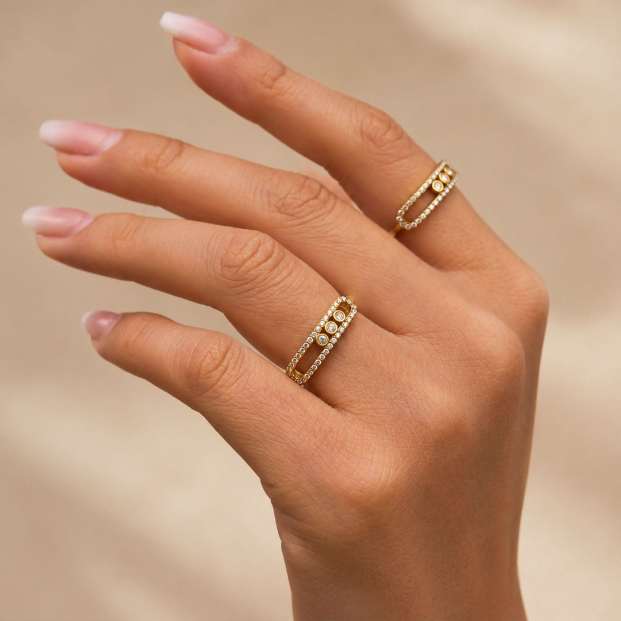 Goldener Damenring mit Zirkonia Besatz elegant am Finger getragen