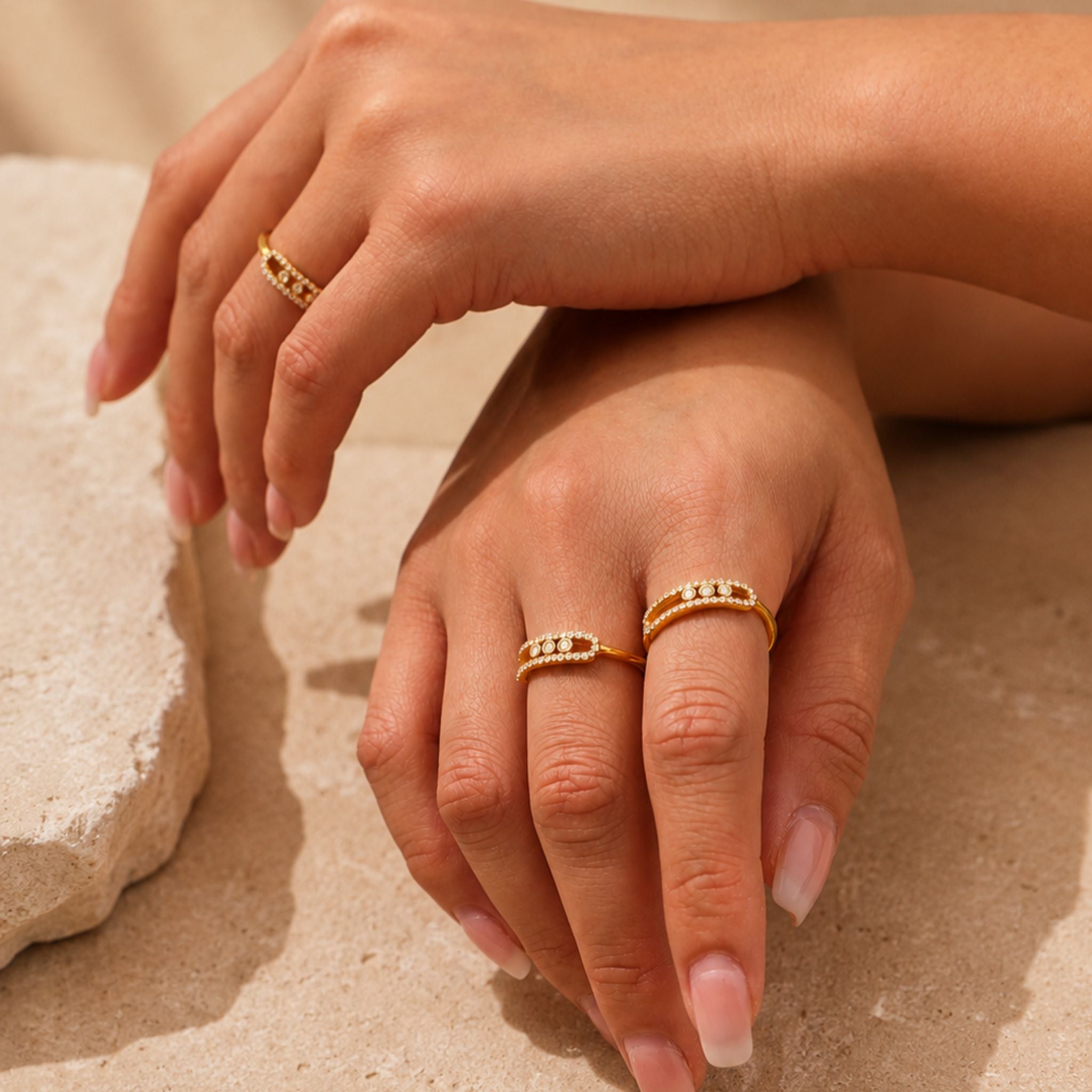Filigraner Goldring mit funkelnden Zirkonia Steinen im modernen Look