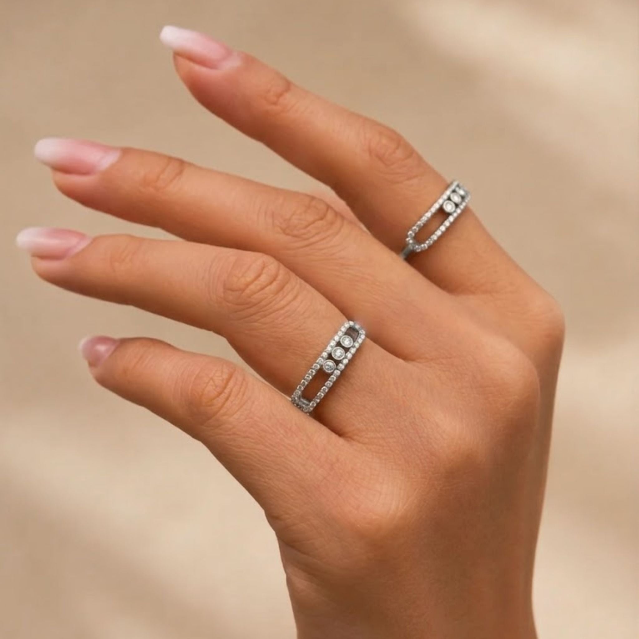 Silberner Damenring mit Zirkonia Besatz elegant am Finger getragen