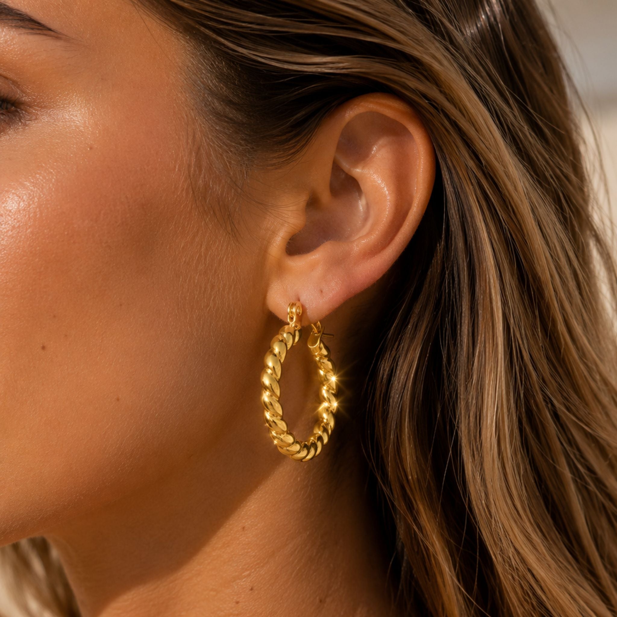 Twist Ohrringe Gold getragen elegante Creolen aus Edelstahl für Damen