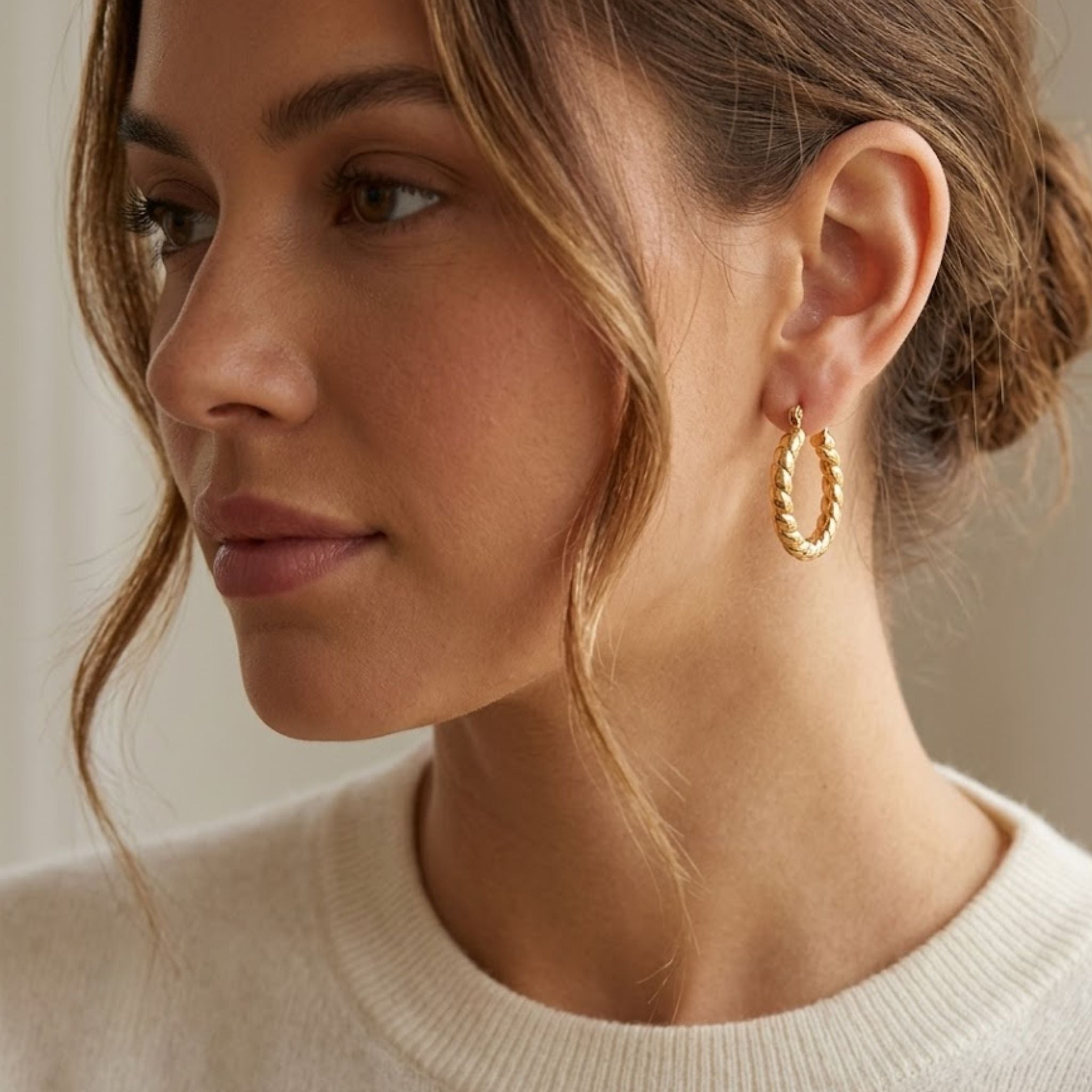 Twist Ohrringe Gold als moderne gedrehte Creolen für stilvolle Looks