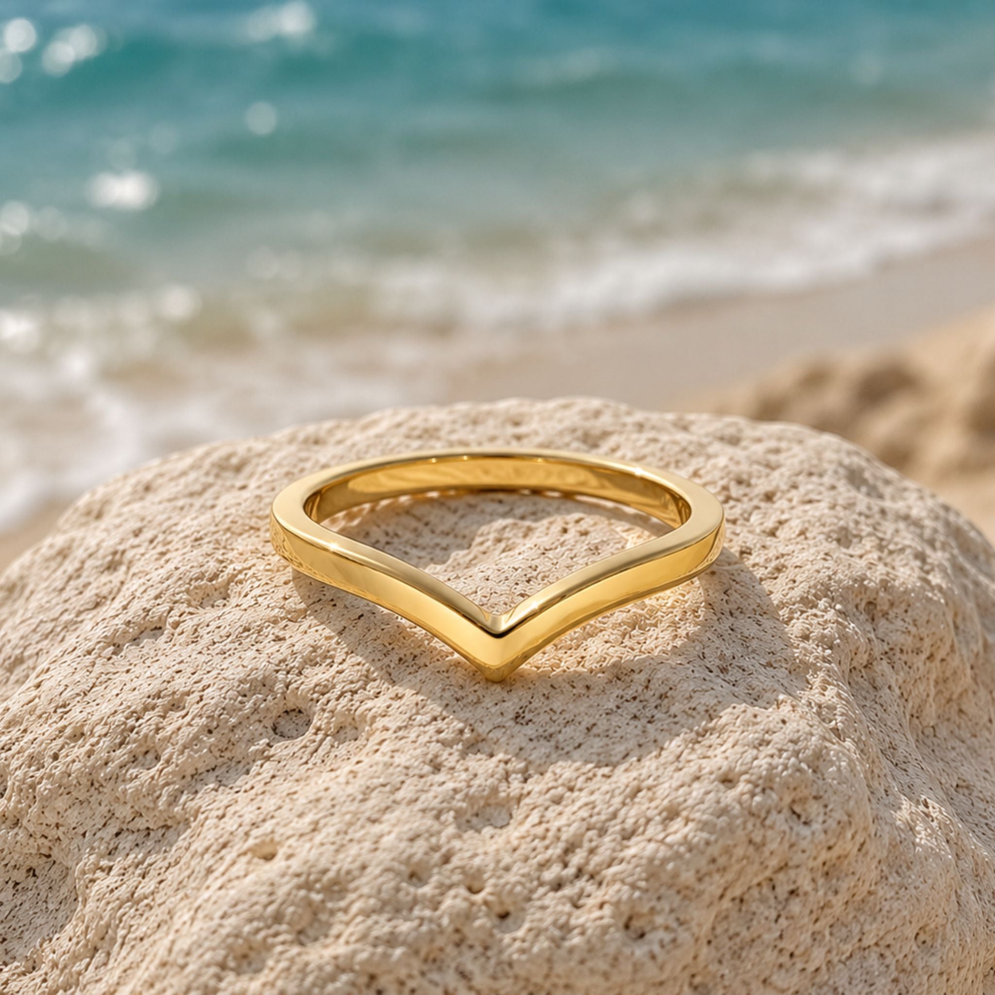 Vera Ring Gold auf Naturstein am Strand