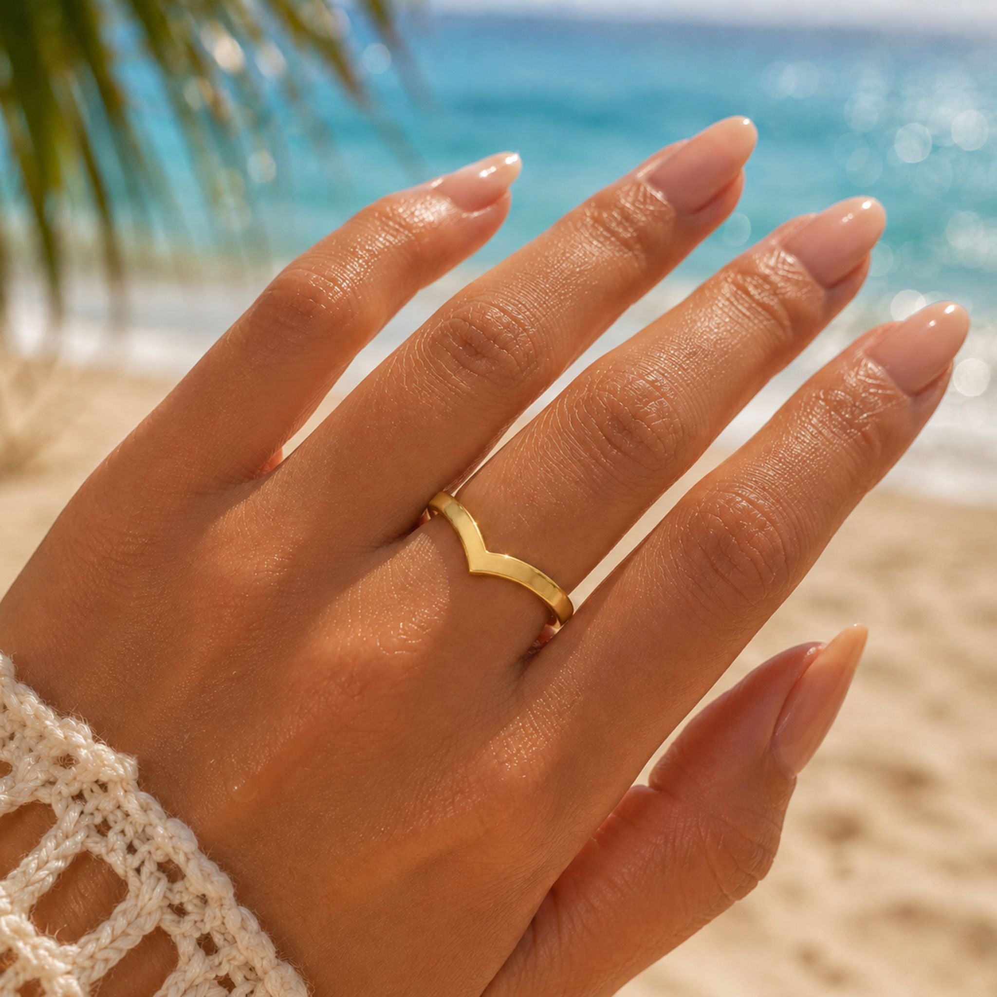 Vera Ring Gold am Finger getragen