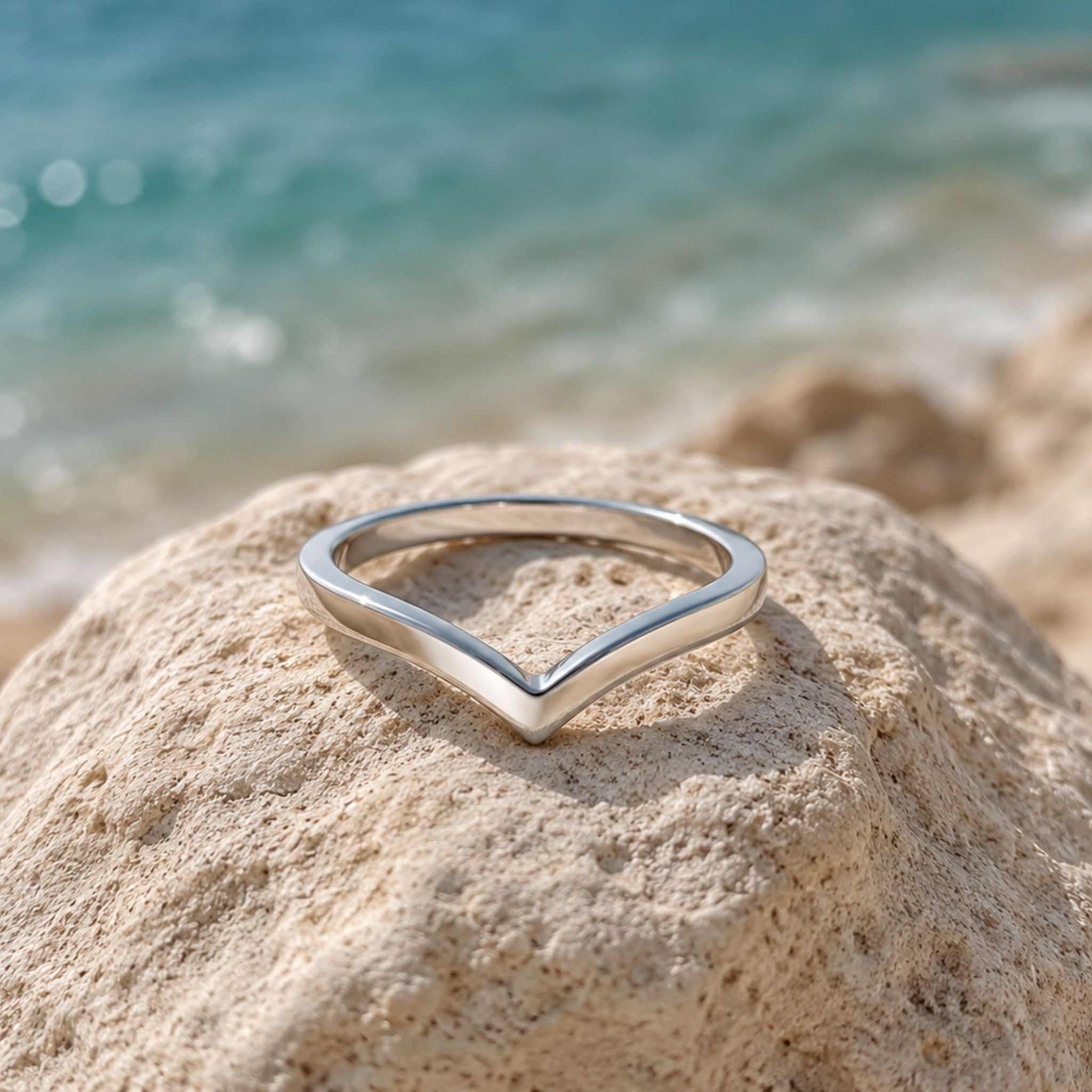 Vera Ring Silber auf Naturstein am Strand