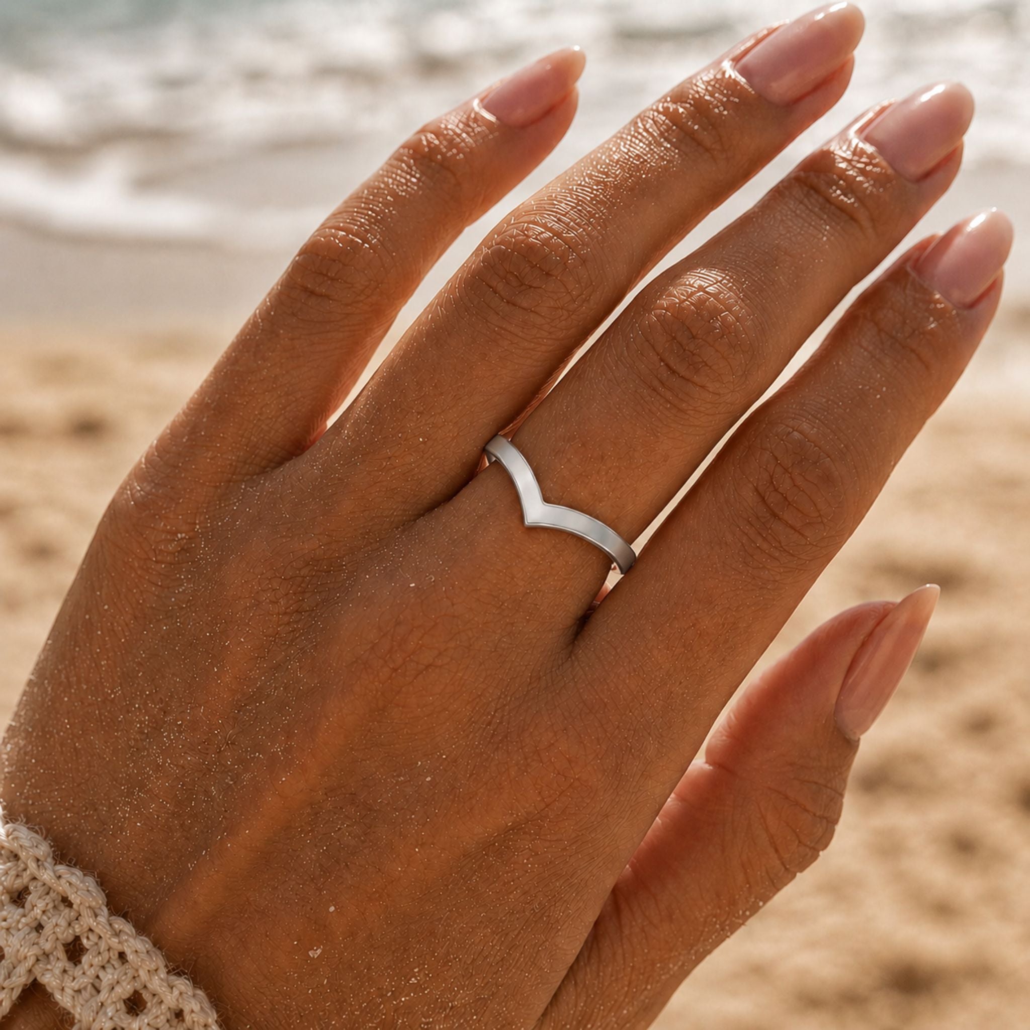 Vera Ring Silber am Finger getragen